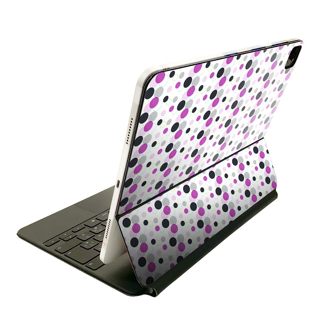 商品特徴・貼るだけでおしゃれに簡単着せ替え、Magic Keyboard 全面デザインスキンシール！・高精細プリントで写真と遜色がない仕上がり！・ちょっとしたすり傷から端末を保護！・「裸で持つ派」の人にはもちろん、お手持ちのクリアケース付けてもOK！・エアフリー素材で気泡の心配も軽減！・貼り直しOK！位置調整も安心！注意事項画像はサンプルです。ご覧の環境によっては多少色味に違いを感じる場合がございます。 イメージと違った、モニターと色味が異なるという理由での交換や返金はご対応出来かねます。端末本体やクリアケースは付属しません。貼付時のずれやカメラ周りの凹凸を考慮してカメラ穴等は少し大きめにカットしています。貼付の際はカメラ穴を基準に位置を合わせてください。カメラ付近の何もないように見える場所に穴が開いていますが、こちらは近接・明るさ感知センサー用の穴です。端末本体に直接貼ることを想定しています。保護フィルムなどの上から貼ると上手く貼れない可能性があります初回貼付時の位置調整や貼り直しは可能ですが、しっかり接着させた後の貼り直しは保証しておりません。こちらは無地のシートにプリントした商品で、デコなどの加工はございません。 凹凸や光沢があるように見えたり布地や金属を素材にしたように見える商品もありますが、図版によるものです。印刷カメラ穴の位置にわずかなズレが生じる場合がございます。ご注文後に1点1点制作する受注生産品のため、不良品以外のご返品や交換は固くお断り致します。 機種間違いも保証対象外となりますため、ご注文の際は必ず機種をご確認下さい。発送について完全受注生産のハンドメイド商品となりますので、既製品と比べて発送までお時間を頂いています。 基本的に決済確認後、2?3営業日、最大で10営業日での発送となります。繁忙期や休業日明けの場合はさらに時間がかかる場合があります。 その際には別途メールにてご連絡致します。メール便の場合、発送日から到着までに2?4日ほどかかる場合が多く、紛失などの保障もご対応できかねます。あらかじめご了承下さい。
