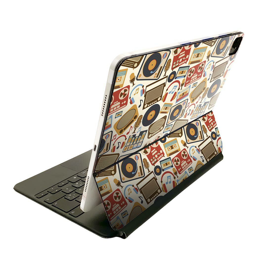 商品特徴・貼るだけでおしゃれに簡単着せ替え、Magic Keyboard 全面デザインスキンシール！・高精細プリントで写真と遜色がない仕上がり！・ちょっとしたすり傷から端末を保護！・「裸で持つ派」の人にはもちろん、お手持ちのクリアケース付けてもOK！・エアフリー素材で気泡の心配も軽減！・貼り直しOK！位置調整も安心！注意事項画像はサンプルです。ご覧の環境によっては多少色味に違いを感じる場合がございます。 イメージと違った、モニターと色味が異なるという理由での交換や返金はご対応出来かねます。端末本体やクリアケースは付属しません。貼付時のずれやカメラ周りの凹凸を考慮してカメラ穴等は少し大きめにカットしています。貼付の際はカメラ穴を基準に位置を合わせてください。カメラ付近の何もないように見える場所に穴が開いていますが、こちらは近接・明るさ感知センサー用の穴です。端末本体に直接貼ることを想定しています。保護フィルムなどの上から貼ると上手く貼れない可能性があります初回貼付時の位置調整や貼り直しは可能ですが、しっかり接着させた後の貼り直しは保証しておりません。こちらは無地のシートにプリントした商品で、デコなどの加工はございません。 凹凸や光沢があるように見えたり布地や金属を素材にしたように見える商品もありますが、図版によるものです。印刷カメラ穴の位置にわずかなズレが生じる場合がございます。ご注文後に1点1点制作する受注生産品のため、不良品以外のご返品や交換は固くお断り致します。 機種間違いも保証対象外となりますため、ご注文の際は必ず機種をご確認下さい。発送について完全受注生産のハンドメイド商品となりますので、既製品と比べて発送までお時間を頂いています。 基本的に決済確認後、2?3営業日、最大で10営業日での発送となります。繁忙期や休業日明けの場合はさらに時間がかかる場合があります。 その際には別途メールにてご連絡致します。メール便の場合、発送日から到着までに2?4日ほどかかる場合が多く、紛失などの保障もご対応できかねます。あらかじめご了承下さい。