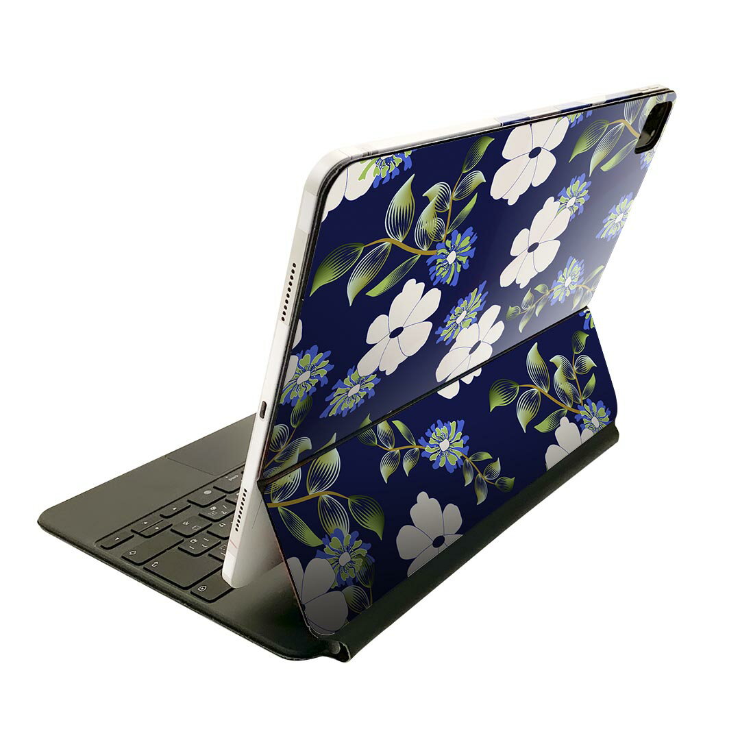 商品特徴・貼るだけでおしゃれに簡単着せ替え、Magic Keyboard 全面デザインスキンシール！・高精細プリントで写真と遜色がない仕上がり！・ちょっとしたすり傷から端末を保護！・「裸で持つ派」の人にはもちろん、お手持ちのクリアケース付けてもOK！・エアフリー素材で気泡の心配も軽減！・貼り直しOK！位置調整も安心！注意事項画像はサンプルです。ご覧の環境によっては多少色味に違いを感じる場合がございます。 イメージと違った、モニターと色味が異なるという理由での交換や返金はご対応出来かねます。端末本体やクリアケースは付属しません。貼付時のずれやカメラ周りの凹凸を考慮してカメラ穴等は少し大きめにカットしています。貼付の際はカメラ穴を基準に位置を合わせてください。カメラ付近の何もないように見える場所に穴が開いていますが、こちらは近接・明るさ感知センサー用の穴です。端末本体に直接貼ることを想定しています。保護フィルムなどの上から貼ると上手く貼れない可能性があります初回貼付時の位置調整や貼り直しは可能ですが、しっかり接着させた後の貼り直しは保証しておりません。こちらは無地のシートにプリントした商品で、デコなどの加工はございません。 凹凸や光沢があるように見えたり布地や金属を素材にしたように見える商品もありますが、図版によるものです。印刷カメラ穴の位置にわずかなズレが生じる場合がございます。ご注文後に1点1点制作する受注生産品のため、不良品以外のご返品や交換は固くお断り致します。 機種間違いも保証対象外となりますため、ご注文の際は必ず機種をご確認下さい。発送について完全受注生産のハンドメイド商品となりますので、既製品と比べて発送までお時間を頂いています。 基本的に決済確認後、2?3営業日、最大で10営業日での発送となります。繁忙期や休業日明けの場合はさらに時間がかかる場合があります。 その際には別途メールにてご連絡致します。メール便の場合、発送日から到着までに2?4日ほどかかる場合が多く、紛失などの保障もご対応できかねます。あらかじめご了承下さい。