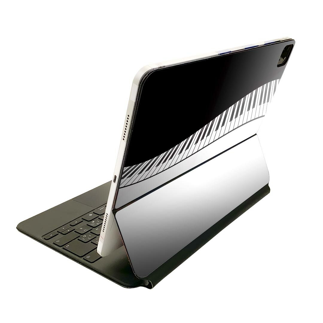 商品特徴・貼るだけでおしゃれに簡単着せ替え、Magic Keyboard 全面デザインスキンシール！・高精細プリントで写真と遜色がない仕上がり！・ちょっとしたすり傷から端末を保護！・「裸で持つ派」の人にはもちろん、お手持ちのクリアケース付けてもOK！・エアフリー素材で気泡の心配も軽減！・貼り直しOK！位置調整も安心！注意事項画像はサンプルです。ご覧の環境によっては多少色味に違いを感じる場合がございます。 イメージと違った、モニターと色味が異なるという理由での交換や返金はご対応出来かねます。端末本体やクリアケースは付属しません。貼付時のずれやカメラ周りの凹凸を考慮してカメラ穴等は少し大きめにカットしています。貼付の際はカメラ穴を基準に位置を合わせてください。カメラ付近の何もないように見える場所に穴が開いていますが、こちらは近接・明るさ感知センサー用の穴です。端末本体に直接貼ることを想定しています。保護フィルムなどの上から貼ると上手く貼れない可能性があります初回貼付時の位置調整や貼り直しは可能ですが、しっかり接着させた後の貼り直しは保証しておりません。こちらは無地のシートにプリントした商品で、デコなどの加工はございません。 凹凸や光沢があるように見えたり布地や金属を素材にしたように見える商品もありますが、図版によるものです。印刷カメラ穴の位置にわずかなズレが生じる場合がございます。ご注文後に1点1点制作する受注生産品のため、不良品以外のご返品や交換は固くお断り致します。 機種間違いも保証対象外となりますため、ご注文の際は必ず機種をご確認下さい。発送について完全受注生産のハンドメイド商品となりますので、既製品と比べて発送までお時間を頂いています。 基本的に決済確認後、2?3営業日、最大で10営業日での発送となります。繁忙期や休業日明けの場合はさらに時間がかかる場合があります。 その際には別途メールにてご連絡致します。メール便の場合、発送日から到着までに2?4日ほどかかる場合が多く、紛失などの保障もご対応できかねます。あらかじめご了承下さい。