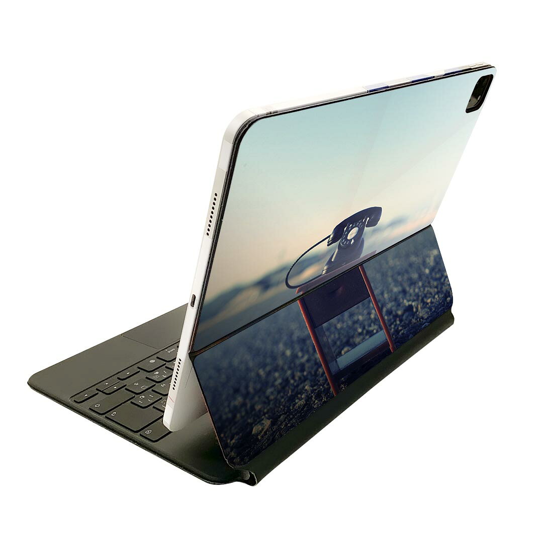 商品特徴・貼るだけでおしゃれに簡単着せ替え、Magic Keyboard 全面デザインスキンシール！・高精細プリントで写真と遜色がない仕上がり！・ちょっとしたすり傷から端末を保護！・「裸で持つ派」の人にはもちろん、お手持ちのクリアケース付けてもOK！・エアフリー素材で気泡の心配も軽減！・貼り直しOK！位置調整も安心！注意事項画像はサンプルです。ご覧の環境によっては多少色味に違いを感じる場合がございます。 イメージと違った、モニターと色味が異なるという理由での交換や返金はご対応出来かねます。端末本体やクリアケースは付属しません。貼付時のずれやカメラ周りの凹凸を考慮してカメラ穴等は少し大きめにカットしています。貼付の際はカメラ穴を基準に位置を合わせてください。カメラ付近の何もないように見える場所に穴が開いていますが、こちらは近接・明るさ感知センサー用の穴です。端末本体に直接貼ることを想定しています。保護フィルムなどの上から貼ると上手く貼れない可能性があります初回貼付時の位置調整や貼り直しは可能ですが、しっかり接着させた後の貼り直しは保証しておりません。こちらは無地のシートにプリントした商品で、デコなどの加工はございません。 凹凸や光沢があるように見えたり布地や金属を素材にしたように見える商品もありますが、図版によるものです。印刷カメラ穴の位置にわずかなズレが生じる場合がございます。ご注文後に1点1点制作する受注生産品のため、不良品以外のご返品や交換は固くお断り致します。 機種間違いも保証対象外となりますため、ご注文の際は必ず機種をご確認下さい。発送について完全受注生産のハンドメイド商品となりますので、既製品と比べて発送までお時間を頂いています。 基本的に決済確認後、2?3営業日、最大で10営業日での発送となります。繁忙期や休業日明けの場合はさらに時間がかかる場合があります。 その際には別途メールにてご連絡致します。メール便の場合、発送日から到着までに2?4日ほどかかる場合が多く、紛失などの保障もご対応できかねます。あらかじめご了承下さい。