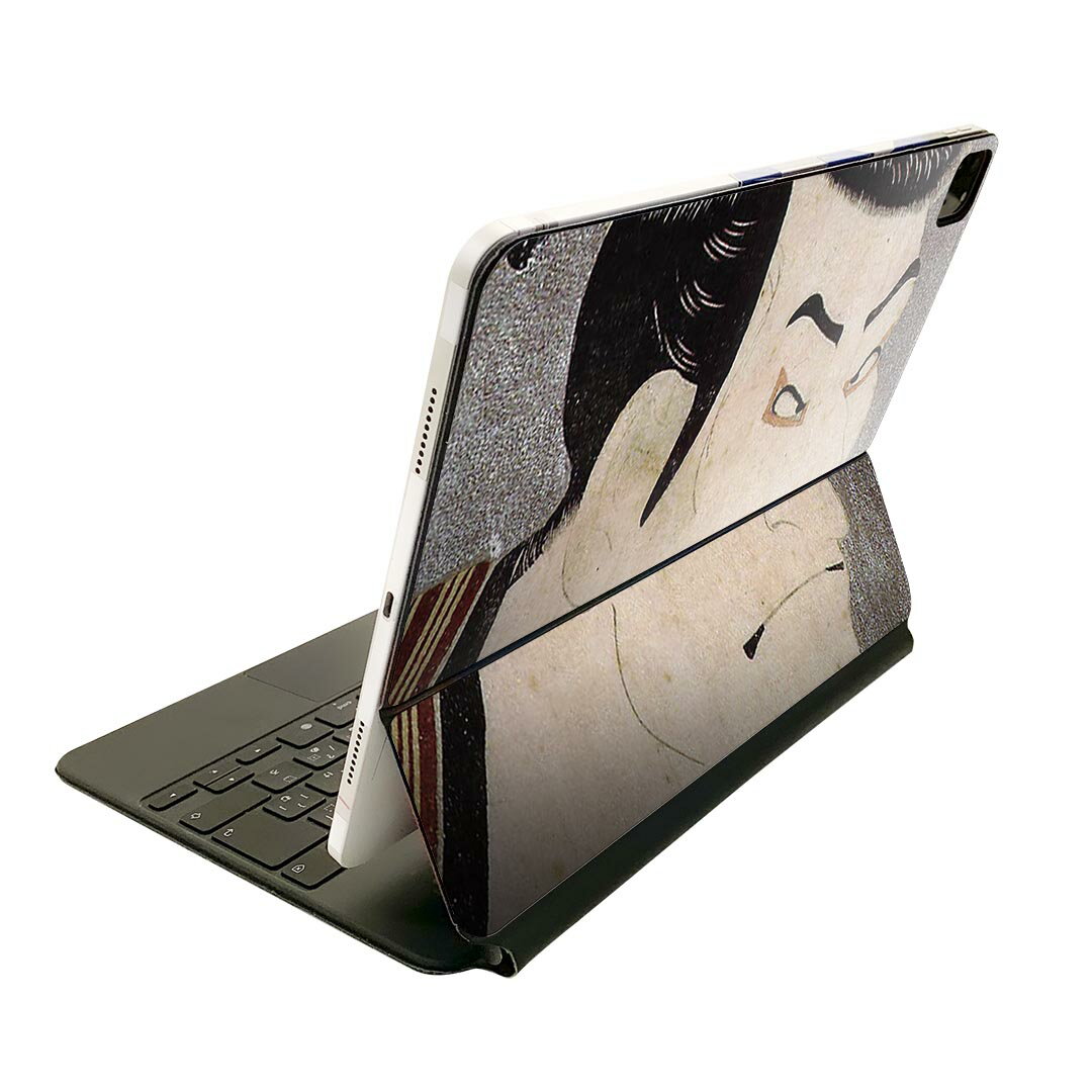 商品特徴・貼るだけでおしゃれに簡単着せ替え、Magic Keyboard 全面デザインスキンシール！・高精細プリントで写真と遜色がない仕上がり！・ちょっとしたすり傷から端末を保護！・「裸で持つ派」の人にはもちろん、お手持ちのクリアケース付けてもOK！・エアフリー素材で気泡の心配も軽減！・貼り直しOK！位置調整も安心！注意事項画像はサンプルです。ご覧の環境によっては多少色味に違いを感じる場合がございます。 イメージと違った、モニターと色味が異なるという理由での交換や返金はご対応出来かねます。端末本体やクリアケースは付属しません。貼付時のずれやカメラ周りの凹凸を考慮してカメラ穴等は少し大きめにカットしています。貼付の際はカメラ穴を基準に位置を合わせてください。カメラ付近の何もないように見える場所に穴が開いていますが、こちらは近接・明るさ感知センサー用の穴です。端末本体に直接貼ることを想定しています。保護フィルムなどの上から貼ると上手く貼れない可能性があります初回貼付時の位置調整や貼り直しは可能ですが、しっかり接着させた後の貼り直しは保証しておりません。こちらは無地のシートにプリントした商品で、デコなどの加工はございません。 凹凸や光沢があるように見えたり布地や金属を素材にしたように見える商品もありますが、図版によるものです。印刷カメラ穴の位置にわずかなズレが生じる場合がございます。ご注文後に1点1点制作する受注生産品のため、不良品以外のご返品や交換は固くお断り致します。 機種間違いも保証対象外となりますため、ご注文の際は必ず機種をご確認下さい。発送について完全受注生産のハンドメイド商品となりますので、既製品と比べて発送までお時間を頂いています。 基本的に決済確認後、2?3営業日、最大で10営業日での発送となります。繁忙期や休業日明けの場合はさらに時間がかかる場合があります。 その際には別途メールにてご連絡致します。メール便の場合、発送日から到着までに2?4日ほどかかる場合が多く、紛失などの保障もご対応できかねます。あらかじめご了承下さい。