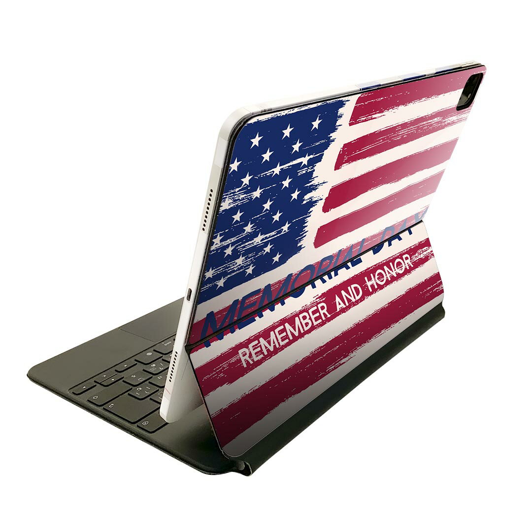 商品特徴・貼るだけでおしゃれに簡単着せ替え、Magic Keyboard 全面デザインスキンシール！・高精細プリントで写真と遜色がない仕上がり！・ちょっとしたすり傷から端末を保護！・「裸で持つ派」の人にはもちろん、お手持ちのクリアケース付けてもOK！・エアフリー素材で気泡の心配も軽減！・貼り直しOK！位置調整も安心！注意事項画像はサンプルです。ご覧の環境によっては多少色味に違いを感じる場合がございます。 イメージと違った、モニターと色味が異なるという理由での交換や返金はご対応出来かねます。端末本体やクリアケースは付属しません。貼付時のずれやカメラ周りの凹凸を考慮してカメラ穴等は少し大きめにカットしています。貼付の際はカメラ穴を基準に位置を合わせてください。カメラ付近の何もないように見える場所に穴が開いていますが、こちらは近接・明るさ感知センサー用の穴です。端末本体に直接貼ることを想定しています。保護フィルムなどの上から貼ると上手く貼れない可能性があります初回貼付時の位置調整や貼り直しは可能ですが、しっかり接着させた後の貼り直しは保証しておりません。こちらは無地のシートにプリントした商品で、デコなどの加工はございません。 凹凸や光沢があるように見えたり布地や金属を素材にしたように見える商品もありますが、図版によるものです。印刷カメラ穴の位置にわずかなズレが生じる場合がございます。ご注文後に1点1点制作する受注生産品のため、不良品以外のご返品や交換は固くお断り致します。 機種間違いも保証対象外となりますため、ご注文の際は必ず機種をご確認下さい。発送について完全受注生産のハンドメイド商品となりますので、既製品と比べて発送までお時間を頂いています。 基本的に決済確認後、2?3営業日、最大で10営業日での発送となります。繁忙期や休業日明けの場合はさらに時間がかかる場合があります。 その際には別途メールにてご連絡致します。メール便の場合、発送日から到着までに2?4日ほどかかる場合が多く、紛失などの保障もご対応できかねます。あらかじめご了承下さい。