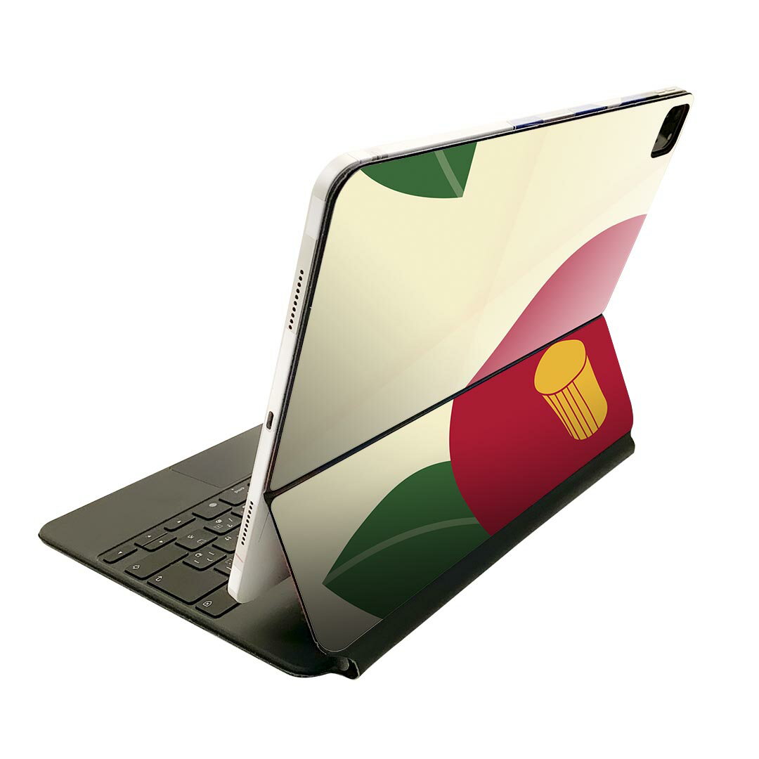 商品特徴・貼るだけでおしゃれに簡単着せ替え、Magic Keyboard 全面デザインスキンシール！・高精細プリントで写真と遜色がない仕上がり！・ちょっとしたすり傷から端末を保護！・「裸で持つ派」の人にはもちろん、お手持ちのクリアケース付けてもOK！・エアフリー素材で気泡の心配も軽減！・貼り直しOK！位置調整も安心！注意事項画像はサンプルです。ご覧の環境によっては多少色味に違いを感じる場合がございます。 イメージと違った、モニターと色味が異なるという理由での交換や返金はご対応出来かねます。端末本体やクリアケースは付属しません。貼付時のずれやカメラ周りの凹凸を考慮してカメラ穴等は少し大きめにカットしています。貼付の際はカメラ穴を基準に位置を合わせてください。カメラ付近の何もないように見える場所に穴が開いていますが、こちらは近接・明るさ感知センサー用の穴です。端末本体に直接貼ることを想定しています。保護フィルムなどの上から貼ると上手く貼れない可能性があります初回貼付時の位置調整や貼り直しは可能ですが、しっかり接着させた後の貼り直しは保証しておりません。こちらは無地のシートにプリントした商品で、デコなどの加工はございません。 凹凸や光沢があるように見えたり布地や金属を素材にしたように見える商品もありますが、図版によるものです。印刷カメラ穴の位置にわずかなズレが生じる場合がございます。ご注文後に1点1点制作する受注生産品のため、不良品以外のご返品や交換は固くお断り致します。 機種間違いも保証対象外となりますため、ご注文の際は必ず機種をご確認下さい。発送について完全受注生産のハンドメイド商品となりますので、既製品と比べて発送までお時間を頂いています。 基本的に決済確認後、2?3営業日、最大で10営業日での発送となります。繁忙期や休業日明けの場合はさらに時間がかかる場合があります。 その際には別途メールにてご連絡致します。メール便の場合、発送日から到着までに2?4日ほどかかる場合が多く、紛失などの保障もご対応できかねます。あらかじめご了承下さい。