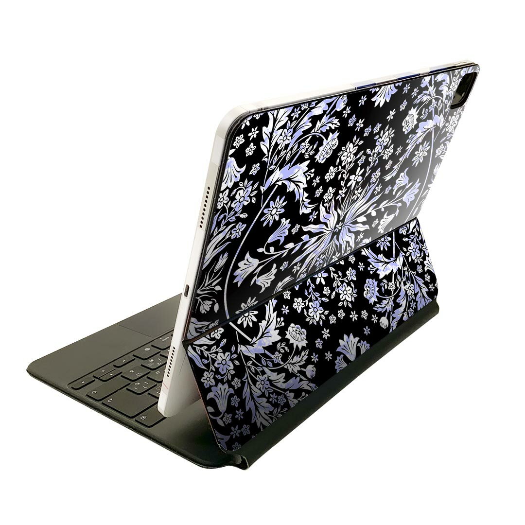 商品特徴・貼るだけでおしゃれに簡単着せ替え、Magic Keyboard 全面デザインスキンシール！・高精細プリントで写真と遜色がない仕上がり！・ちょっとしたすり傷から端末を保護！・「裸で持つ派」の人にはもちろん、お手持ちのクリアケース付けてもOK！・エアフリー素材で気泡の心配も軽減！・貼り直しOK！位置調整も安心！注意事項画像はサンプルです。ご覧の環境によっては多少色味に違いを感じる場合がございます。 イメージと違った、モニターと色味が異なるという理由での交換や返金はご対応出来かねます。端末本体やクリアケースは付属しません。貼付時のずれやカメラ周りの凹凸を考慮してカメラ穴等は少し大きめにカットしています。貼付の際はカメラ穴を基準に位置を合わせてください。カメラ付近の何もないように見える場所に穴が開いていますが、こちらは近接・明るさ感知センサー用の穴です。端末本体に直接貼ることを想定しています。保護フィルムなどの上から貼ると上手く貼れない可能性があります初回貼付時の位置調整や貼り直しは可能ですが、しっかり接着させた後の貼り直しは保証しておりません。こちらは無地のシートにプリントした商品で、デコなどの加工はございません。 凹凸や光沢があるように見えたり布地や金属を素材にしたように見える商品もありますが、図版によるものです。印刷カメラ穴の位置にわずかなズレが生じる場合がございます。ご注文後に1点1点制作する受注生産品のため、不良品以外のご返品や交換は固くお断り致します。 機種間違いも保証対象外となりますため、ご注文の際は必ず機種をご確認下さい。発送について完全受注生産のハンドメイド商品となりますので、既製品と比べて発送までお時間を頂いています。 基本的に決済確認後、2?3営業日、最大で10営業日での発送となります。繁忙期や休業日明けの場合はさらに時間がかかる場合があります。 その際には別途メールにてご連絡致します。メール便の場合、発送日から到着までに2?4日ほどかかる場合が多く、紛失などの保障もご対応できかねます。あらかじめご了承下さい。