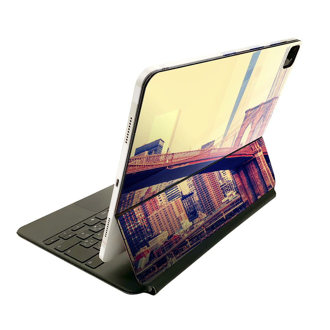 商品特徴・貼るだけでおしゃれに簡単着せ替え、Magic Keyboard 全面デザインスキンシール！・高精細プリントで写真と遜色がない仕上がり！・ちょっとしたすり傷から端末を保護！・「裸で持つ派」の人にはもちろん、お手持ちのクリアケース付けてもOK！・エアフリー素材で気泡の心配も軽減！・貼り直しOK！位置調整も安心！注意事項画像はサンプルです。ご覧の環境によっては多少色味に違いを感じる場合がございます。 イメージと違った、モニターと色味が異なるという理由での交換や返金はご対応出来かねます。端末本体やクリアケースは付属しません。貼付時のずれやカメラ周りの凹凸を考慮してカメラ穴等は少し大きめにカットしています。貼付の際はカメラ穴を基準に位置を合わせてください。カメラ付近の何もないように見える場所に穴が開いていますが、こちらは近接・明るさ感知センサー用の穴です。端末本体に直接貼ることを想定しています。保護フィルムなどの上から貼ると上手く貼れない可能性があります初回貼付時の位置調整や貼り直しは可能ですが、しっかり接着させた後の貼り直しは保証しておりません。こちらは無地のシートにプリントした商品で、デコなどの加工はございません。 凹凸や光沢があるように見えたり布地や金属を素材にしたように見える商品もありますが、図版によるものです。印刷カメラ穴の位置にわずかなズレが生じる場合がございます。ご注文後に1点1点制作する受注生産品のため、不良品以外のご返品や交換は固くお断り致します。 機種間違いも保証対象外となりますため、ご注文の際は必ず機種をご確認下さい。発送について完全受注生産のハンドメイド商品となりますので、既製品と比べて発送までお時間を頂いています。 基本的に決済確認後、2?3営業日、最大で10営業日での発送となります。繁忙期や休業日明けの場合はさらに時間がかかる場合があります。 その際には別途メールにてご連絡致します。メール便の場合、発送日から到着までに2?4日ほどかかる場合が多く、紛失などの保障もご対応できかねます。あらかじめご了承下さい。