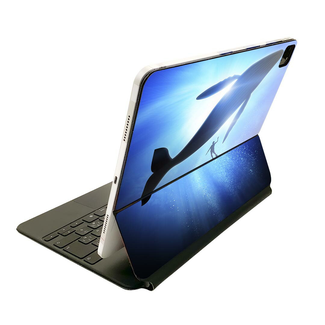 商品特徴・貼るだけでおしゃれに簡単着せ替え、Magic Keyboard 全面デザインスキンシール！・高精細プリントで写真と遜色がない仕上がり！・ちょっとしたすり傷から端末を保護！・「裸で持つ派」の人にはもちろん、お手持ちのクリアケース付けてもOK！・エアフリー素材で気泡の心配も軽減！・貼り直しOK！位置調整も安心！注意事項画像はサンプルです。ご覧の環境によっては多少色味に違いを感じる場合がございます。 イメージと違った、モニターと色味が異なるという理由での交換や返金はご対応出来かねます。端末本体やクリアケースは付属しません。貼付時のずれやカメラ周りの凹凸を考慮してカメラ穴等は少し大きめにカットしています。貼付の際はカメラ穴を基準に位置を合わせてください。カメラ付近の何もないように見える場所に穴が開いていますが、こちらは近接・明るさ感知センサー用の穴です。端末本体に直接貼ることを想定しています。保護フィルムなどの上から貼ると上手く貼れない可能性があります初回貼付時の位置調整や貼り直しは可能ですが、しっかり接着させた後の貼り直しは保証しておりません。こちらは無地のシートにプリントした商品で、デコなどの加工はございません。 凹凸や光沢があるように見えたり布地や金属を素材にしたように見える商品もありますが、図版によるものです。印刷カメラ穴の位置にわずかなズレが生じる場合がございます。ご注文後に1点1点制作する受注生産品のため、不良品以外のご返品や交換は固くお断り致します。 機種間違いも保証対象外となりますため、ご注文の際は必ず機種をご確認下さい。発送について完全受注生産のハンドメイド商品となりますので、既製品と比べて発送までお時間を頂いています。 基本的に決済確認後、2?3営業日、最大で10営業日での発送となります。繁忙期や休業日明けの場合はさらに時間がかかる場合があります。 その際には別途メールにてご連絡致します。メール便の場合、発送日から到着までに2?4日ほどかかる場合が多く、紛失などの保障もご対応できかねます。あらかじめご了承下さい。