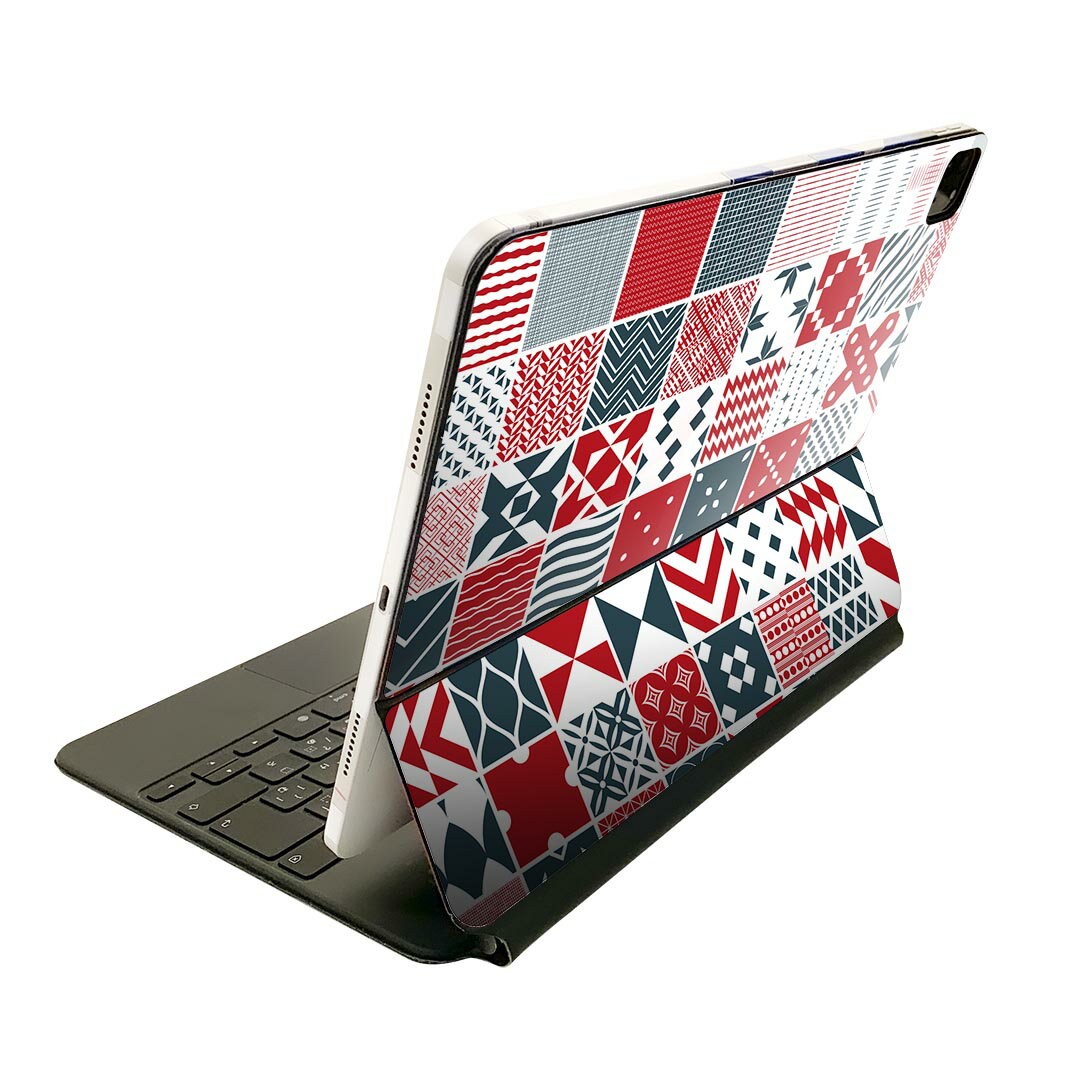 商品特徴・貼るだけでおしゃれに簡単着せ替え、Magic Keyboard 全面デザインスキンシール！・高精細プリントで写真と遜色がない仕上がり！・ちょっとしたすり傷から端末を保護！・「裸で持つ派」の人にはもちろん、お手持ちのクリアケース付けてもOK！・エアフリー素材で気泡の心配も軽減！・貼り直しOK！位置調整も安心！注意事項画像はサンプルです。ご覧の環境によっては多少色味に違いを感じる場合がございます。 イメージと違った、モニターと色味が異なるという理由での交換や返金はご対応出来かねます。端末本体やクリアケースは付属しません。貼付時のずれやカメラ周りの凹凸を考慮してカメラ穴等は少し大きめにカットしています。貼付の際はカメラ穴を基準に位置を合わせてください。カメラ付近の何もないように見える場所に穴が開いていますが、こちらは近接・明るさ感知センサー用の穴です。端末本体に直接貼ることを想定しています。保護フィルムなどの上から貼ると上手く貼れない可能性があります初回貼付時の位置調整や貼り直しは可能ですが、しっかり接着させた後の貼り直しは保証しておりません。こちらは無地のシートにプリントした商品で、デコなどの加工はございません。 凹凸や光沢があるように見えたり布地や金属を素材にしたように見える商品もありますが、図版によるものです。印刷カメラ穴の位置にわずかなズレが生じる場合がございます。ご注文後に1点1点制作する受注生産品のため、不良品以外のご返品や交換は固くお断り致します。 機種間違いも保証対象外となりますため、ご注文の際は必ず機種をご確認下さい。発送について完全受注生産のハンドメイド商品となりますので、既製品と比べて発送までお時間を頂いています。 基本的に決済確認後、2?3営業日、最大で10営業日での発送となります。繁忙期や休業日明けの場合はさらに時間がかかる場合があります。 その際には別途メールにてご連絡致します。メール便の場合、発送日から到着までに2?4日ほどかかる場合が多く、紛失などの保障もご対応できかねます。あらかじめご了承下さい。