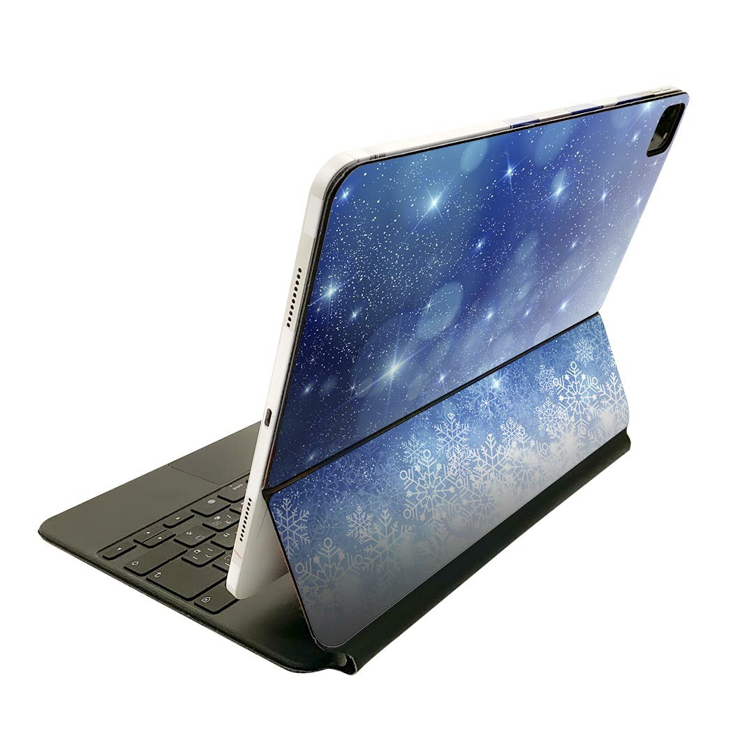 商品特徴・貼るだけでおしゃれに簡単着せ替え、Magic Keyboard 全面デザインスキンシール！・高精細プリントで写真と遜色がない仕上がり！・ちょっとしたすり傷から端末を保護！・「裸で持つ派」の人にはもちろん、お手持ちのクリアケース付けてもOK！・エアフリー素材で気泡の心配も軽減！・貼り直しOK！位置調整も安心！注意事項画像はサンプルです。ご覧の環境によっては多少色味に違いを感じる場合がございます。 イメージと違った、モニターと色味が異なるという理由での交換や返金はご対応出来かねます。端末本体やクリアケースは付属しません。貼付時のずれやカメラ周りの凹凸を考慮してカメラ穴等は少し大きめにカットしています。貼付の際はカメラ穴を基準に位置を合わせてください。カメラ付近の何もないように見える場所に穴が開いていますが、こちらは近接・明るさ感知センサー用の穴です。端末本体に直接貼ることを想定しています。保護フィルムなどの上から貼ると上手く貼れない可能性があります初回貼付時の位置調整や貼り直しは可能ですが、しっかり接着させた後の貼り直しは保証しておりません。こちらは無地のシートにプリントした商品で、デコなどの加工はございません。 凹凸や光沢があるように見えたり布地や金属を素材にしたように見える商品もありますが、図版によるものです。印刷カメラ穴の位置にわずかなズレが生じる場合がございます。ご注文後に1点1点制作する受注生産品のため、不良品以外のご返品や交換は固くお断り致します。 機種間違いも保証対象外となりますため、ご注文の際は必ず機種をご確認下さい。発送について完全受注生産のハンドメイド商品となりますので、既製品と比べて発送までお時間を頂いています。 基本的に決済確認後、2?3営業日、最大で10営業日での発送となります。繁忙期や休業日明けの場合はさらに時間がかかる場合があります。 その際には別途メールにてご連絡致します。メール便の場合、発送日から到着までに2?4日ほどかかる場合が多く、紛失などの保障もご対応できかねます。あらかじめご了承下さい。