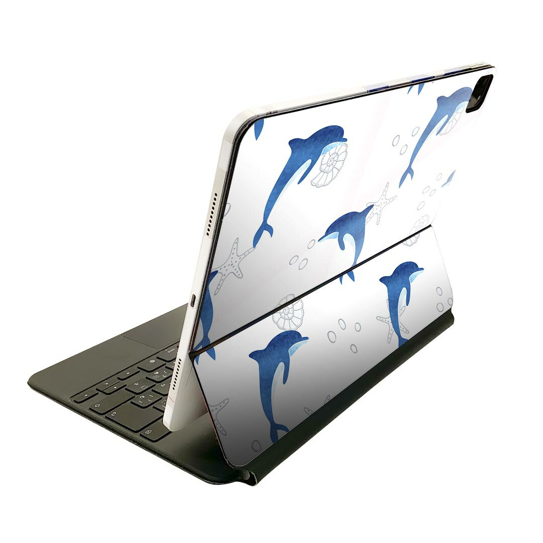 商品特徴・貼るだけでおしゃれに簡単着せ替え、Magic Keyboard 全面デザインスキンシール！・高精細プリントで写真と遜色がない仕上がり！・ちょっとしたすり傷から端末を保護！・「裸で持つ派」の人にはもちろん、お手持ちのクリアケース付けてもOK！・エアフリー素材で気泡の心配も軽減！・貼り直しOK！位置調整も安心！注意事項画像はサンプルです。ご覧の環境によっては多少色味に違いを感じる場合がございます。 イメージと違った、モニターと色味が異なるという理由での交換や返金はご対応出来かねます。端末本体やクリアケースは付属しません。貼付時のずれやカメラ周りの凹凸を考慮してカメラ穴等は少し大きめにカットしています。貼付の際はカメラ穴を基準に位置を合わせてください。カメラ付近の何もないように見える場所に穴が開いていますが、こちらは近接・明るさ感知センサー用の穴です。端末本体に直接貼ることを想定しています。保護フィルムなどの上から貼ると上手く貼れない可能性があります初回貼付時の位置調整や貼り直しは可能ですが、しっかり接着させた後の貼り直しは保証しておりません。こちらは無地のシートにプリントした商品で、デコなどの加工はございません。 凹凸や光沢があるように見えたり布地や金属を素材にしたように見える商品もありますが、図版によるものです。印刷カメラ穴の位置にわずかなズレが生じる場合がございます。ご注文後に1点1点制作する受注生産品のため、不良品以外のご返品や交換は固くお断り致します。 機種間違いも保証対象外となりますため、ご注文の際は必ず機種をご確認下さい。発送について完全受注生産のハンドメイド商品となりますので、既製品と比べて発送までお時間を頂いています。 基本的に決済確認後、2?3営業日、最大で10営業日での発送となります。繁忙期や休業日明けの場合はさらに時間がかかる場合があります。 その際には別途メールにてご連絡致します。メール便の場合、発送日から到着までに2?4日ほどかかる場合が多く、紛失などの保障もご対応できかねます。あらかじめご了承下さい。