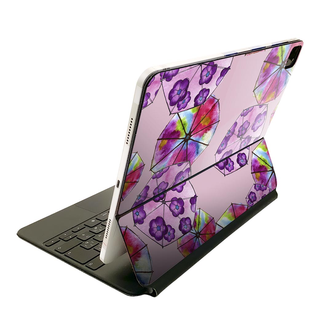 商品特徴・貼るだけでおしゃれに簡単着せ替え、Magic Keyboard 全面デザインスキンシール！・高精細プリントで写真と遜色がない仕上がり！・ちょっとしたすり傷から端末を保護！・「裸で持つ派」の人にはもちろん、お手持ちのクリアケース付けてもOK！・エアフリー素材で気泡の心配も軽減！・貼り直しOK！位置調整も安心！注意事項画像はサンプルです。ご覧の環境によっては多少色味に違いを感じる場合がございます。 イメージと違った、モニターと色味が異なるという理由での交換や返金はご対応出来かねます。端末本体やクリアケースは付属しません。貼付時のずれやカメラ周りの凹凸を考慮してカメラ穴等は少し大きめにカットしています。貼付の際はカメラ穴を基準に位置を合わせてください。カメラ付近の何もないように見える場所に穴が開いていますが、こちらは近接・明るさ感知センサー用の穴です。端末本体に直接貼ることを想定しています。保護フィルムなどの上から貼ると上手く貼れない可能性があります初回貼付時の位置調整や貼り直しは可能ですが、しっかり接着させた後の貼り直しは保証しておりません。こちらは無地のシートにプリントした商品で、デコなどの加工はございません。 凹凸や光沢があるように見えたり布地や金属を素材にしたように見える商品もありますが、図版によるものです。印刷カメラ穴の位置にわずかなズレが生じる場合がございます。ご注文後に1点1点制作する受注生産品のため、不良品以外のご返品や交換は固くお断り致します。 機種間違いも保証対象外となりますため、ご注文の際は必ず機種をご確認下さい。発送について完全受注生産のハンドメイド商品となりますので、既製品と比べて発送までお時間を頂いています。 基本的に決済確認後、2?3営業日、最大で10営業日での発送となります。繁忙期や休業日明けの場合はさらに時間がかかる場合があります。 その際には別途メールにてご連絡致します。メール便の場合、発送日から到着までに2?4日ほどかかる場合が多く、紛失などの保障もご対応できかねます。あらかじめご了承下さい。