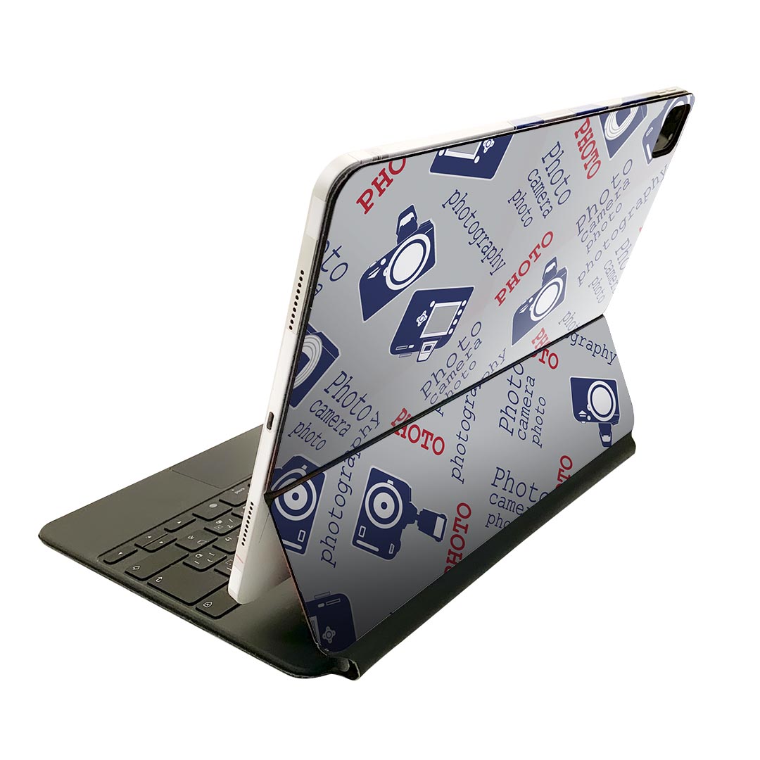 商品特徴・貼るだけでおしゃれに簡単着せ替え、Magic Keyboard 全面デザインスキンシール！・高精細プリントで写真と遜色がない仕上がり！・ちょっとしたすり傷から端末を保護！・「裸で持つ派」の人にはもちろん、お手持ちのクリアケース付けてもOK！・エアフリー素材で気泡の心配も軽減！・貼り直しOK！位置調整も安心！注意事項画像はサンプルです。ご覧の環境によっては多少色味に違いを感じる場合がございます。 イメージと違った、モニターと色味が異なるという理由での交換や返金はご対応出来かねます。端末本体やクリアケースは付属しません。貼付時のずれやカメラ周りの凹凸を考慮してカメラ穴等は少し大きめにカットしています。貼付の際はカメラ穴を基準に位置を合わせてください。カメラ付近の何もないように見える場所に穴が開いていますが、こちらは近接・明るさ感知センサー用の穴です。端末本体に直接貼ることを想定しています。保護フィルムなどの上から貼ると上手く貼れない可能性があります初回貼付時の位置調整や貼り直しは可能ですが、しっかり接着させた後の貼り直しは保証しておりません。こちらは無地のシートにプリントした商品で、デコなどの加工はございません。 凹凸や光沢があるように見えたり布地や金属を素材にしたように見える商品もありますが、図版によるものです。印刷カメラ穴の位置にわずかなズレが生じる場合がございます。ご注文後に1点1点制作する受注生産品のため、不良品以外のご返品や交換は固くお断り致します。 機種間違いも保証対象外となりますため、ご注文の際は必ず機種をご確認下さい。発送について完全受注生産のハンドメイド商品となりますので、既製品と比べて発送までお時間を頂いています。 基本的に決済確認後、2?3営業日、最大で10営業日での発送となります。繁忙期や休業日明けの場合はさらに時間がかかる場合があります。 その際には別途メールにてご連絡致します。メール便の場合、発送日から到着までに2?4日ほどかかる場合が多く、紛失などの保障もご対応できかねます。あらかじめご了承下さい。