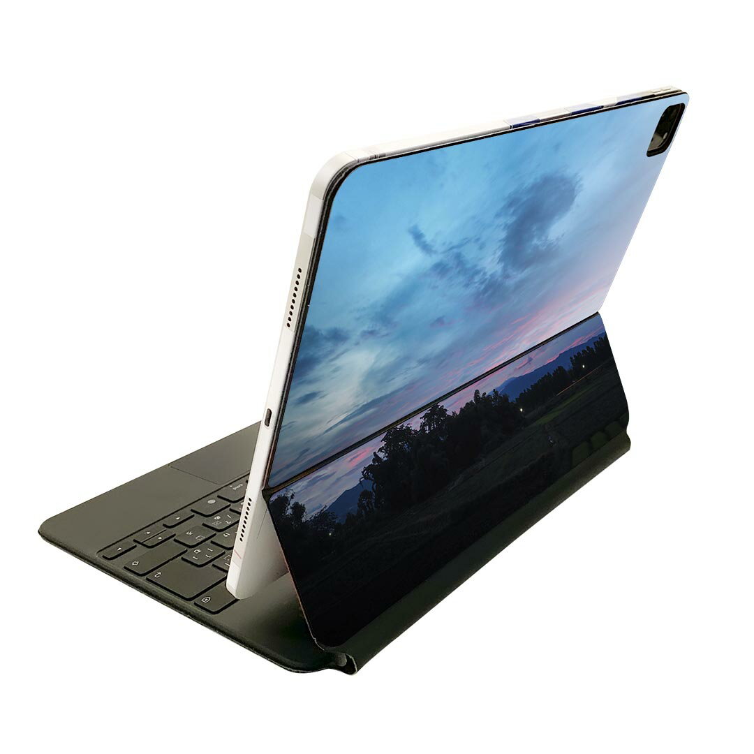 商品特徴・貼るだけでおしゃれに簡単着せ替え、Magic Keyboard 全面デザインスキンシール！・高精細プリントで写真と遜色がない仕上がり！・ちょっとしたすり傷から端末を保護！・「裸で持つ派」の人にはもちろん、お手持ちのクリアケース付けてもOK！・エアフリー素材で気泡の心配も軽減！・貼り直しOK！位置調整も安心！注意事項画像はサンプルです。ご覧の環境によっては多少色味に違いを感じる場合がございます。 イメージと違った、モニターと色味が異なるという理由での交換や返金はご対応出来かねます。端末本体やクリアケースは付属しません。貼付時のずれやカメラ周りの凹凸を考慮してカメラ穴等は少し大きめにカットしています。貼付の際はカメラ穴を基準に位置を合わせてください。カメラ付近の何もないように見える場所に穴が開いていますが、こちらは近接・明るさ感知センサー用の穴です。端末本体に直接貼ることを想定しています。保護フィルムなどの上から貼ると上手く貼れない可能性があります初回貼付時の位置調整や貼り直しは可能ですが、しっかり接着させた後の貼り直しは保証しておりません。こちらは無地のシートにプリントした商品で、デコなどの加工はございません。 凹凸や光沢があるように見えたり布地や金属を素材にしたように見える商品もありますが、図版によるものです。印刷カメラ穴の位置にわずかなズレが生じる場合がございます。ご注文後に1点1点制作する受注生産品のため、不良品以外のご返品や交換は固くお断り致します。 機種間違いも保証対象外となりますため、ご注文の際は必ず機種をご確認下さい。発送について完全受注生産のハンドメイド商品となりますので、既製品と比べて発送までお時間を頂いています。 基本的に決済確認後、2?3営業日、最大で10営業日での発送となります。繁忙期や休業日明けの場合はさらに時間がかかる場合があります。 その際には別途メールにてご連絡致します。メール便の場合、発送日から到着までに2?4日ほどかかる場合が多く、紛失などの保障もご対応できかねます。あらかじめご了承下さい。