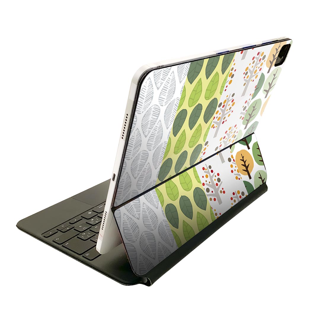 商品特徴・貼るだけでおしゃれに簡単着せ替え、Magic Keyboard 全面デザインスキンシール！・高精細プリントで写真と遜色がない仕上がり！・ちょっとしたすり傷から端末を保護！・「裸で持つ派」の人にはもちろん、お手持ちのクリアケース付けてもOK！・エアフリー素材で気泡の心配も軽減！・貼り直しOK！位置調整も安心！注意事項画像はサンプルです。ご覧の環境によっては多少色味に違いを感じる場合がございます。 イメージと違った、モニターと色味が異なるという理由での交換や返金はご対応出来かねます。端末本体やクリアケースは付属しません。貼付時のずれやカメラ周りの凹凸を考慮してカメラ穴等は少し大きめにカットしています。貼付の際はカメラ穴を基準に位置を合わせてください。カメラ付近の何もないように見える場所に穴が開いていますが、こちらは近接・明るさ感知センサー用の穴です。端末本体に直接貼ることを想定しています。保護フィルムなどの上から貼ると上手く貼れない可能性があります初回貼付時の位置調整や貼り直しは可能ですが、しっかり接着させた後の貼り直しは保証しておりません。こちらは無地のシートにプリントした商品で、デコなどの加工はございません。 凹凸や光沢があるように見えたり布地や金属を素材にしたように見える商品もありますが、図版によるものです。印刷カメラ穴の位置にわずかなズレが生じる場合がございます。ご注文後に1点1点制作する受注生産品のため、不良品以外のご返品や交換は固くお断り致します。 機種間違いも保証対象外となりますため、ご注文の際は必ず機種をご確認下さい。発送について完全受注生産のハンドメイド商品となりますので、既製品と比べて発送までお時間を頂いています。 基本的に決済確認後、2?3営業日、最大で10営業日での発送となります。繁忙期や休業日明けの場合はさらに時間がかかる場合があります。 その際には別途メールにてご連絡致します。メール便の場合、発送日から到着までに2?4日ほどかかる場合が多く、紛失などの保障もご対応できかねます。あらかじめご了承下さい。