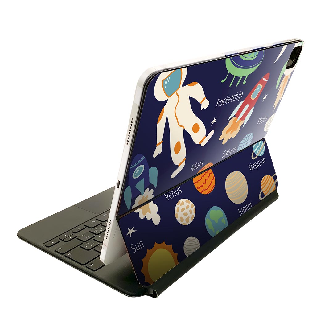 商品特徴・貼るだけでおしゃれに簡単着せ替え、Magic Keyboard 全面デザインスキンシール！・高精細プリントで写真と遜色がない仕上がり！・ちょっとしたすり傷から端末を保護！・「裸で持つ派」の人にはもちろん、お手持ちのクリアケース付けてもOK！・エアフリー素材で気泡の心配も軽減！・貼り直しOK！位置調整も安心！注意事項画像はサンプルです。ご覧の環境によっては多少色味に違いを感じる場合がございます。 イメージと違った、モニターと色味が異なるという理由での交換や返金はご対応出来かねます。端末本体やクリアケースは付属しません。貼付時のずれやカメラ周りの凹凸を考慮してカメラ穴等は少し大きめにカットしています。貼付の際はカメラ穴を基準に位置を合わせてください。カメラ付近の何もないように見える場所に穴が開いていますが、こちらは近接・明るさ感知センサー用の穴です。端末本体に直接貼ることを想定しています。保護フィルムなどの上から貼ると上手く貼れない可能性があります初回貼付時の位置調整や貼り直しは可能ですが、しっかり接着させた後の貼り直しは保証しておりません。こちらは無地のシートにプリントした商品で、デコなどの加工はございません。 凹凸や光沢があるように見えたり布地や金属を素材にしたように見える商品もありますが、図版によるものです。印刷カメラ穴の位置にわずかなズレが生じる場合がございます。ご注文後に1点1点制作する受注生産品のため、不良品以外のご返品や交換は固くお断り致します。 機種間違いも保証対象外となりますため、ご注文の際は必ず機種をご確認下さい。発送について完全受注生産のハンドメイド商品となりますので、既製品と比べて発送までお時間を頂いています。 基本的に決済確認後、2?3営業日、最大で10営業日での発送となります。繁忙期や休業日明けの場合はさらに時間がかかる場合があります。 その際には別途メールにてご連絡致します。メール便の場合、発送日から到着までに2?4日ほどかかる場合が多く、紛失などの保障もご対応できかねます。あらかじめご了承下さい。