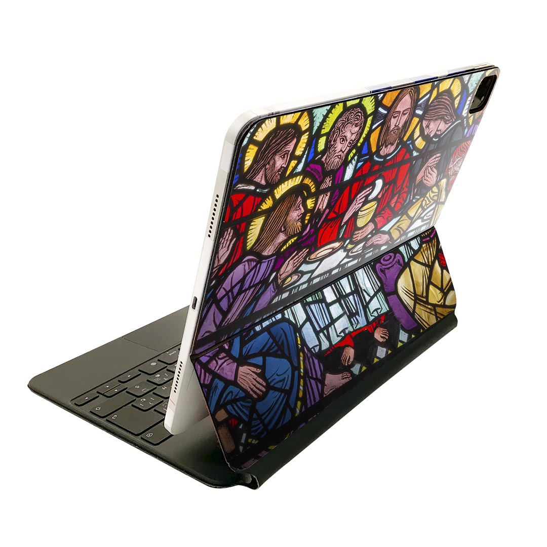 商品特徴・貼るだけでおしゃれに簡単着せ替え、Magic Keyboard 全面デザインスキンシール！・高精細プリントで写真と遜色がない仕上がり！・ちょっとしたすり傷から端末を保護！・「裸で持つ派」の人にはもちろん、お手持ちのクリアケース付けてもOK！・エアフリー素材で気泡の心配も軽減！・貼り直しOK！位置調整も安心！注意事項画像はサンプルです。ご覧の環境によっては多少色味に違いを感じる場合がございます。 イメージと違った、モニターと色味が異なるという理由での交換や返金はご対応出来かねます。端末本体やクリアケースは付属しません。貼付時のずれやカメラ周りの凹凸を考慮してカメラ穴等は少し大きめにカットしています。貼付の際はカメラ穴を基準に位置を合わせてください。カメラ付近の何もないように見える場所に穴が開いていますが、こちらは近接・明るさ感知センサー用の穴です。端末本体に直接貼ることを想定しています。保護フィルムなどの上から貼ると上手く貼れない可能性があります初回貼付時の位置調整や貼り直しは可能ですが、しっかり接着させた後の貼り直しは保証しておりません。こちらは無地のシートにプリントした商品で、デコなどの加工はございません。 凹凸や光沢があるように見えたり布地や金属を素材にしたように見える商品もありますが、図版によるものです。印刷カメラ穴の位置にわずかなズレが生じる場合がございます。ご注文後に1点1点制作する受注生産品のため、不良品以外のご返品や交換は固くお断り致します。 機種間違いも保証対象外となりますため、ご注文の際は必ず機種をご確認下さい。発送について完全受注生産のハンドメイド商品となりますので、既製品と比べて発送までお時間を頂いています。 基本的に決済確認後、2?3営業日、最大で10営業日での発送となります。繁忙期や休業日明けの場合はさらに時間がかかる場合があります。 その際には別途メールにてご連絡致します。メール便の場合、発送日から到着までに2?4日ほどかかる場合が多く、紛失などの保障もご対応できかねます。あらかじめご了承下さい。