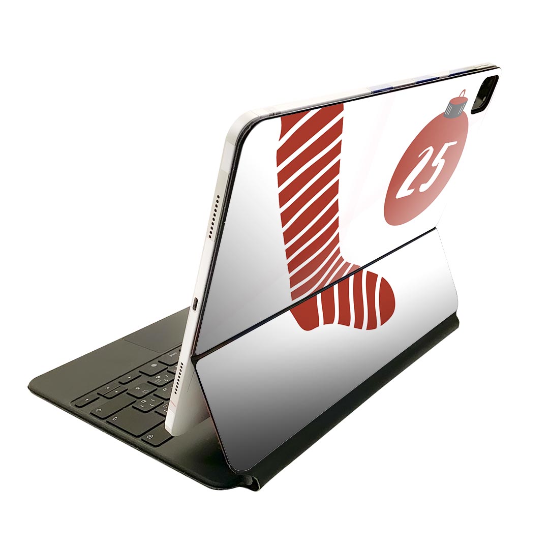 商品特徴・貼るだけでおしゃれに簡単着せ替え、Magic Keyboard 全面デザインスキンシール！・高精細プリントで写真と遜色がない仕上がり！・ちょっとしたすり傷から端末を保護！・「裸で持つ派」の人にはもちろん、お手持ちのクリアケース付けてもOK！・エアフリー素材で気泡の心配も軽減！・貼り直しOK！位置調整も安心！注意事項画像はサンプルです。ご覧の環境によっては多少色味に違いを感じる場合がございます。 イメージと違った、モニターと色味が異なるという理由での交換や返金はご対応出来かねます。端末本体やクリアケースは付属しません。貼付時のずれやカメラ周りの凹凸を考慮してカメラ穴等は少し大きめにカットしています。貼付の際はカメラ穴を基準に位置を合わせてください。カメラ付近の何もないように見える場所に穴が開いていますが、こちらは近接・明るさ感知センサー用の穴です。端末本体に直接貼ることを想定しています。保護フィルムなどの上から貼ると上手く貼れない可能性があります初回貼付時の位置調整や貼り直しは可能ですが、しっかり接着させた後の貼り直しは保証しておりません。こちらは無地のシートにプリントした商品で、デコなどの加工はございません。 凹凸や光沢があるように見えたり布地や金属を素材にしたように見える商品もありますが、図版によるものです。印刷カメラ穴の位置にわずかなズレが生じる場合がございます。ご注文後に1点1点制作する受注生産品のため、不良品以外のご返品や交換は固くお断り致します。 機種間違いも保証対象外となりますため、ご注文の際は必ず機種をご確認下さい。発送について完全受注生産のハンドメイド商品となりますので、既製品と比べて発送までお時間を頂いています。 基本的に決済確認後、2?3営業日、最大で10営業日での発送となります。繁忙期や休業日明けの場合はさらに時間がかかる場合があります。 その際には別途メールにてご連絡致します。メール便の場合、発送日から到着までに2?4日ほどかかる場合が多く、紛失などの保障もご対応できかねます。あらかじめご了承下さい。