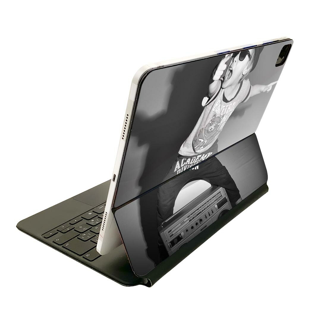 商品特徴・貼るだけでおしゃれに簡単着せ替え、Magic Keyboard 全面デザインスキンシール！・高精細プリントで写真と遜色がない仕上がり！・ちょっとしたすり傷から端末を保護！・「裸で持つ派」の人にはもちろん、お手持ちのクリアケース付けてもOK！・エアフリー素材で気泡の心配も軽減！・貼り直しOK！位置調整も安心！注意事項画像はサンプルです。ご覧の環境によっては多少色味に違いを感じる場合がございます。 イメージと違った、モニターと色味が異なるという理由での交換や返金はご対応出来かねます。端末本体やクリアケースは付属しません。貼付時のずれやカメラ周りの凹凸を考慮してカメラ穴等は少し大きめにカットしています。貼付の際はカメラ穴を基準に位置を合わせてください。カメラ付近の何もないように見える場所に穴が開いていますが、こちらは近接・明るさ感知センサー用の穴です。端末本体に直接貼ることを想定しています。保護フィルムなどの上から貼ると上手く貼れない可能性があります初回貼付時の位置調整や貼り直しは可能ですが、しっかり接着させた後の貼り直しは保証しておりません。こちらは無地のシートにプリントした商品で、デコなどの加工はございません。 凹凸や光沢があるように見えたり布地や金属を素材にしたように見える商品もありますが、図版によるものです。印刷カメラ穴の位置にわずかなズレが生じる場合がございます。ご注文後に1点1点制作する受注生産品のため、不良品以外のご返品や交換は固くお断り致します。 機種間違いも保証対象外となりますため、ご注文の際は必ず機種をご確認下さい。発送について完全受注生産のハンドメイド商品となりますので、既製品と比べて発送までお時間を頂いています。 基本的に決済確認後、2?3営業日、最大で10営業日での発送となります。繁忙期や休業日明けの場合はさらに時間がかかる場合があります。 その際には別途メールにてご連絡致します。メール便の場合、発送日から到着までに2?4日ほどかかる場合が多く、紛失などの保障もご対応できかねます。あらかじめご了承下さい。