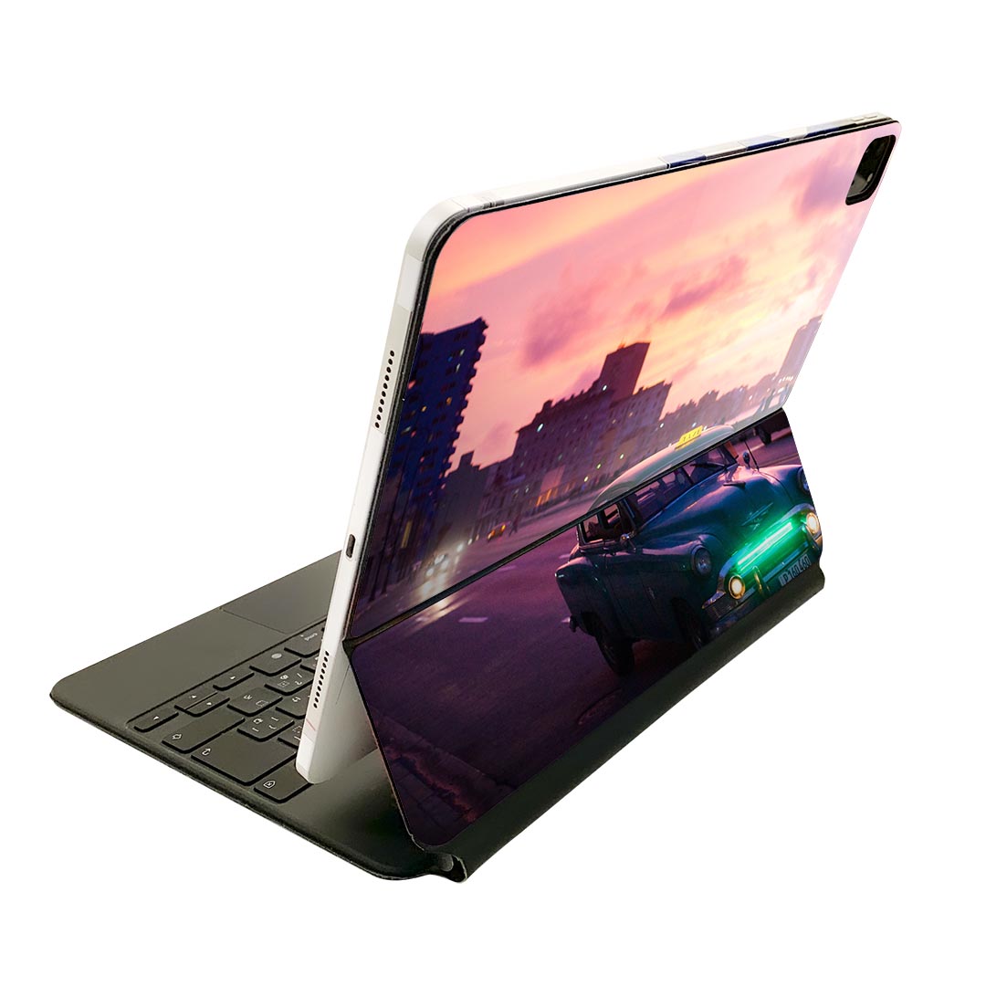 商品特徴・貼るだけでおしゃれに簡単着せ替え、Magic Keyboard 全面デザインスキンシール！・高精細プリントで写真と遜色がない仕上がり！・ちょっとしたすり傷から端末を保護！・「裸で持つ派」の人にはもちろん、お手持ちのクリアケース付けてもOK！・エアフリー素材で気泡の心配も軽減！・貼り直しOK！位置調整も安心！注意事項画像はサンプルです。ご覧の環境によっては多少色味に違いを感じる場合がございます。 イメージと違った、モニターと色味が異なるという理由での交換や返金はご対応出来かねます。端末本体やクリアケースは付属しません。貼付時のずれやカメラ周りの凹凸を考慮してカメラ穴等は少し大きめにカットしています。貼付の際はカメラ穴を基準に位置を合わせてください。カメラ付近の何もないように見える場所に穴が開いていますが、こちらは近接・明るさ感知センサー用の穴です。端末本体に直接貼ることを想定しています。保護フィルムなどの上から貼ると上手く貼れない可能性があります初回貼付時の位置調整や貼り直しは可能ですが、しっかり接着させた後の貼り直しは保証しておりません。こちらは無地のシートにプリントした商品で、デコなどの加工はございません。 凹凸や光沢があるように見えたり布地や金属を素材にしたように見える商品もありますが、図版によるものです。印刷カメラ穴の位置にわずかなズレが生じる場合がございます。ご注文後に1点1点制作する受注生産品のため、不良品以外のご返品や交換は固くお断り致します。 機種間違いも保証対象外となりますため、ご注文の際は必ず機種をご確認下さい。発送について完全受注生産のハンドメイド商品となりますので、既製品と比べて発送までお時間を頂いています。 基本的に決済確認後、2?3営業日、最大で10営業日での発送となります。繁忙期や休業日明けの場合はさらに時間がかかる場合があります。 その際には別途メールにてご連絡致します。メール便の場合、発送日から到着までに2?4日ほどかかる場合が多く、紛失などの保障もご対応できかねます。あらかじめご了承下さい。