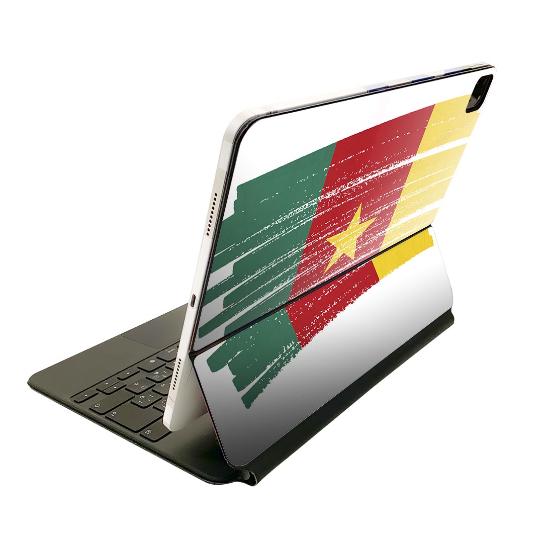 商品特徴・貼るだけでおしゃれに簡単着せ替え、Magic Keyboard 全面デザインスキンシール！・高精細プリントで写真と遜色がない仕上がり！・ちょっとしたすり傷から端末を保護！・「裸で持つ派」の人にはもちろん、お手持ちのクリアケース付けてもOK！・エアフリー素材で気泡の心配も軽減！・貼り直しOK！位置調整も安心！注意事項画像はサンプルです。ご覧の環境によっては多少色味に違いを感じる場合がございます。 イメージと違った、モニターと色味が異なるという理由での交換や返金はご対応出来かねます。端末本体やクリアケースは付属しません。貼付時のずれやカメラ周りの凹凸を考慮してカメラ穴等は少し大きめにカットしています。貼付の際はカメラ穴を基準に位置を合わせてください。カメラ付近の何もないように見える場所に穴が開いていますが、こちらは近接・明るさ感知センサー用の穴です。端末本体に直接貼ることを想定しています。保護フィルムなどの上から貼ると上手く貼れない可能性があります初回貼付時の位置調整や貼り直しは可能ですが、しっかり接着させた後の貼り直しは保証しておりません。こちらは無地のシートにプリントした商品で、デコなどの加工はございません。 凹凸や光沢があるように見えたり布地や金属を素材にしたように見える商品もありますが、図版によるものです。印刷カメラ穴の位置にわずかなズレが生じる場合がございます。ご注文後に1点1点制作する受注生産品のため、不良品以外のご返品や交換は固くお断り致します。 機種間違いも保証対象外となりますため、ご注文の際は必ず機種をご確認下さい。発送について完全受注生産のハンドメイド商品となりますので、既製品と比べて発送までお時間を頂いています。 基本的に決済確認後、2?3営業日、最大で10営業日での発送となります。繁忙期や休業日明けの場合はさらに時間がかかる場合があります。 その際には別途メールにてご連絡致します。メール便の場合、発送日から到着までに2?4日ほどかかる場合が多く、紛失などの保障もご対応できかねます。あらかじめご了承下さい。