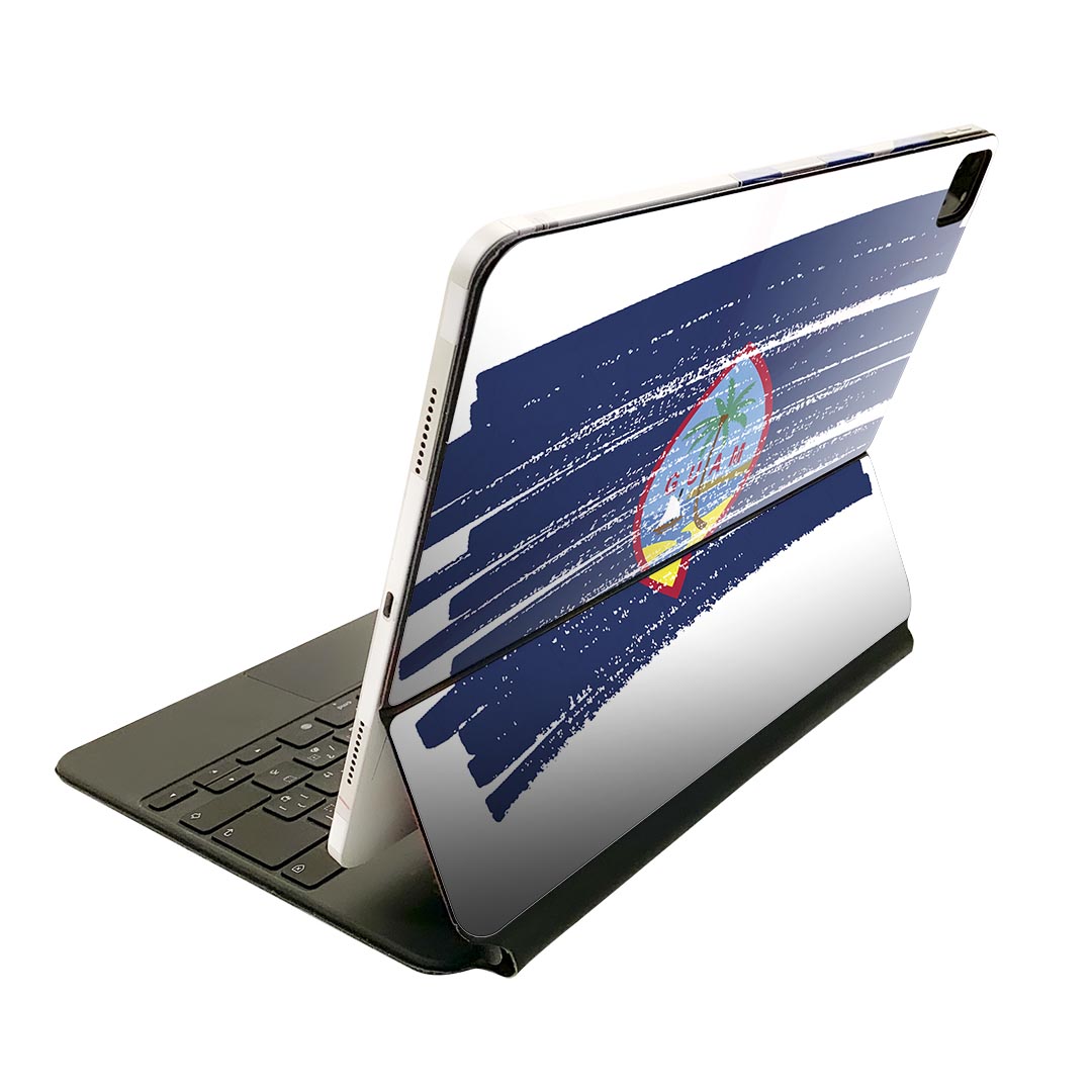 商品特徴・貼るだけでおしゃれに簡単着せ替え、Magic Keyboard 全面デザインスキンシール！・高精細プリントで写真と遜色がない仕上がり！・ちょっとしたすり傷から端末を保護！・「裸で持つ派」の人にはもちろん、お手持ちのクリアケース付けてもOK！・エアフリー素材で気泡の心配も軽減！・貼り直しOK！位置調整も安心！注意事項画像はサンプルです。ご覧の環境によっては多少色味に違いを感じる場合がございます。 イメージと違った、モニターと色味が異なるという理由での交換や返金はご対応出来かねます。端末本体やクリアケースは付属しません。貼付時のずれやカメラ周りの凹凸を考慮してカメラ穴等は少し大きめにカットしています。貼付の際はカメラ穴を基準に位置を合わせてください。カメラ付近の何もないように見える場所に穴が開いていますが、こちらは近接・明るさ感知センサー用の穴です。端末本体に直接貼ることを想定しています。保護フィルムなどの上から貼ると上手く貼れない可能性があります初回貼付時の位置調整や貼り直しは可能ですが、しっかり接着させた後の貼り直しは保証しておりません。こちらは無地のシートにプリントした商品で、デコなどの加工はございません。 凹凸や光沢があるように見えたり布地や金属を素材にしたように見える商品もありますが、図版によるものです。印刷カメラ穴の位置にわずかなズレが生じる場合がございます。ご注文後に1点1点制作する受注生産品のため、不良品以外のご返品や交換は固くお断り致します。 機種間違いも保証対象外となりますため、ご注文の際は必ず機種をご確認下さい。発送について完全受注生産のハンドメイド商品となりますので、既製品と比べて発送までお時間を頂いています。 基本的に決済確認後、2?3営業日、最大で10営業日での発送となります。繁忙期や休業日明けの場合はさらに時間がかかる場合があります。 その際には別途メールにてご連絡致します。メール便の場合、発送日から到着までに2?4日ほどかかる場合が多く、紛失などの保障もご対応できかねます。あらかじめご了承下さい。