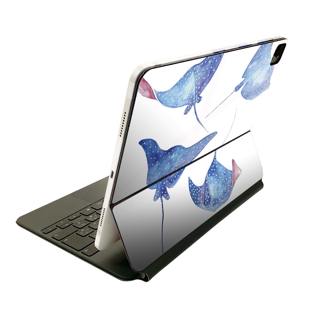 商品特徴・貼るだけでおしゃれに簡単着せ替え、Magic Keyboard 全面デザインスキンシール！・高精細プリントで写真と遜色がない仕上がり！・ちょっとしたすり傷から端末を保護！・「裸で持つ派」の人にはもちろん、お手持ちのクリアケース付けてもOK！・エアフリー素材で気泡の心配も軽減！・貼り直しOK！位置調整も安心！注意事項画像はサンプルです。ご覧の環境によっては多少色味に違いを感じる場合がございます。 イメージと違った、モニターと色味が異なるという理由での交換や返金はご対応出来かねます。端末本体やクリアケースは付属しません。貼付時のずれやカメラ周りの凹凸を考慮してカメラ穴等は少し大きめにカットしています。貼付の際はカメラ穴を基準に位置を合わせてください。カメラ付近の何もないように見える場所に穴が開いていますが、こちらは近接・明るさ感知センサー用の穴です。端末本体に直接貼ることを想定しています。保護フィルムなどの上から貼ると上手く貼れない可能性があります初回貼付時の位置調整や貼り直しは可能ですが、しっかり接着させた後の貼り直しは保証しておりません。こちらは無地のシートにプリントした商品で、デコなどの加工はございません。 凹凸や光沢があるように見えたり布地や金属を素材にしたように見える商品もありますが、図版によるものです。印刷カメラ穴の位置にわずかなズレが生じる場合がございます。ご注文後に1点1点制作する受注生産品のため、不良品以外のご返品や交換は固くお断り致します。 機種間違いも保証対象外となりますため、ご注文の際は必ず機種をご確認下さい。発送について完全受注生産のハンドメイド商品となりますので、既製品と比べて発送までお時間を頂いています。 基本的に決済確認後、2?3営業日、最大で10営業日での発送となります。繁忙期や休業日明けの場合はさらに時間がかかる場合があります。 その際には別途メールにてご連絡致します。メール便の場合、発送日から到着までに2?4日ほどかかる場合が多く、紛失などの保障もご対応できかねます。あらかじめご了承下さい。