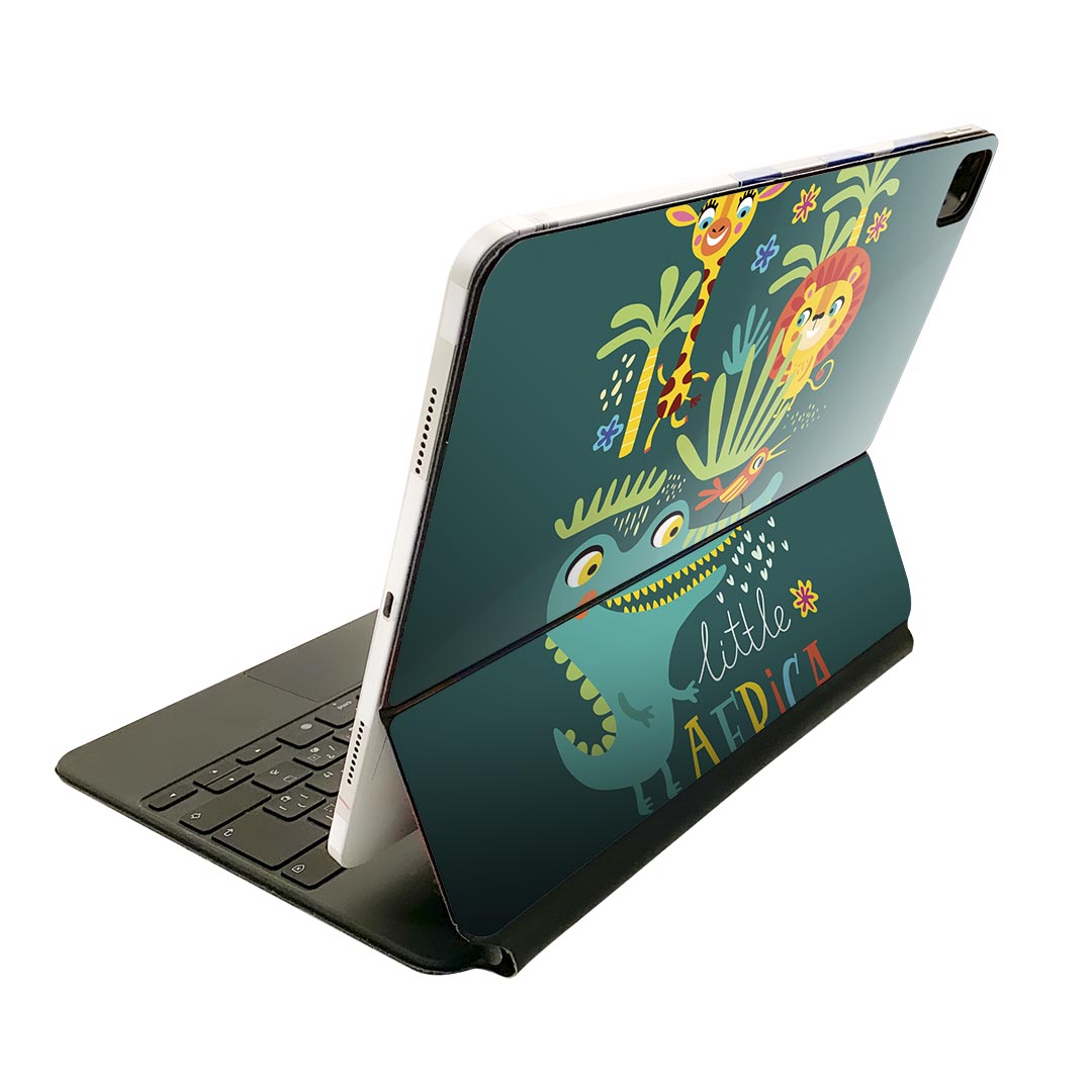 商品特徴・貼るだけでおしゃれに簡単着せ替え、Magic Keyboard 全面デザインスキンシール！・高精細プリントで写真と遜色がない仕上がり！・ちょっとしたすり傷から端末を保護！・「裸で持つ派」の人にはもちろん、お手持ちのクリアケース付けてもOK！・エアフリー素材で気泡の心配も軽減！・貼り直しOK！位置調整も安心！注意事項画像はサンプルです。ご覧の環境によっては多少色味に違いを感じる場合がございます。 イメージと違った、モニターと色味が異なるという理由での交換や返金はご対応出来かねます。端末本体やクリアケースは付属しません。貼付時のずれやカメラ周りの凹凸を考慮してカメラ穴等は少し大きめにカットしています。貼付の際はカメラ穴を基準に位置を合わせてください。カメラ付近の何もないように見える場所に穴が開いていますが、こちらは近接・明るさ感知センサー用の穴です。端末本体に直接貼ることを想定しています。保護フィルムなどの上から貼ると上手く貼れない可能性があります初回貼付時の位置調整や貼り直しは可能ですが、しっかり接着させた後の貼り直しは保証しておりません。こちらは無地のシートにプリントした商品で、デコなどの加工はございません。 凹凸や光沢があるように見えたり布地や金属を素材にしたように見える商品もありますが、図版によるものです。印刷カメラ穴の位置にわずかなズレが生じる場合がございます。ご注文後に1点1点制作する受注生産品のため、不良品以外のご返品や交換は固くお断り致します。 機種間違いも保証対象外となりますため、ご注文の際は必ず機種をご確認下さい。発送について完全受注生産のハンドメイド商品となりますので、既製品と比べて発送までお時間を頂いています。 基本的に決済確認後、2?3営業日、最大で10営業日での発送となります。繁忙期や休業日明けの場合はさらに時間がかかる場合があります。 その際には別途メールにてご連絡致します。メール便の場合、発送日から到着までに2?4日ほどかかる場合が多く、紛失などの保障もご対応できかねます。あらかじめご了承下さい。