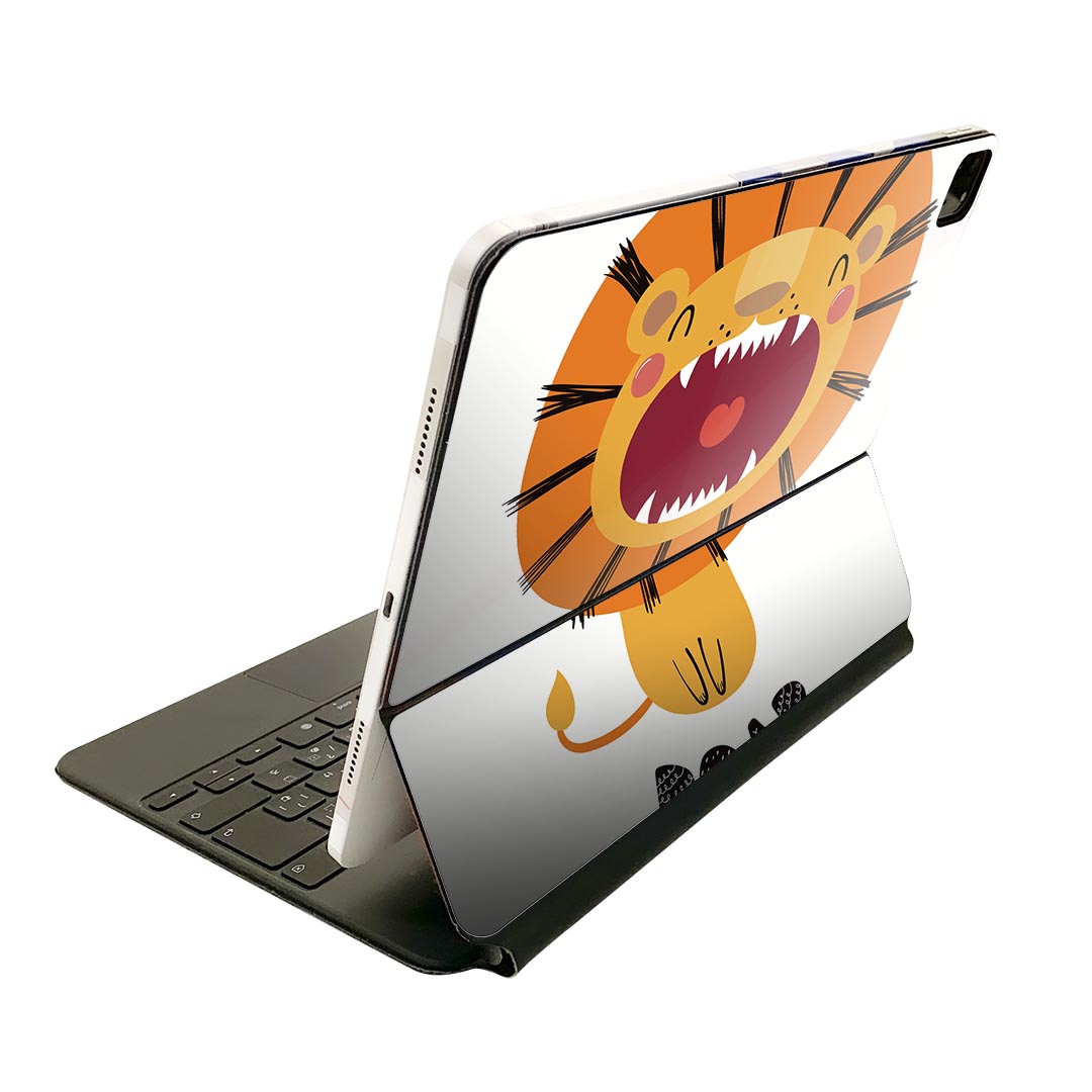 商品特徴・貼るだけでおしゃれに簡単着せ替え、Magic Keyboard 全面デザインスキンシール！・高精細プリントで写真と遜色がない仕上がり！・ちょっとしたすり傷から端末を保護！・「裸で持つ派」の人にはもちろん、お手持ちのクリアケース付けてもOK！・エアフリー素材で気泡の心配も軽減！・貼り直しOK！位置調整も安心！注意事項画像はサンプルです。ご覧の環境によっては多少色味に違いを感じる場合がございます。 イメージと違った、モニターと色味が異なるという理由での交換や返金はご対応出来かねます。端末本体やクリアケースは付属しません。貼付時のずれやカメラ周りの凹凸を考慮してカメラ穴等は少し大きめにカットしています。貼付の際はカメラ穴を基準に位置を合わせてください。カメラ付近の何もないように見える場所に穴が開いていますが、こちらは近接・明るさ感知センサー用の穴です。端末本体に直接貼ることを想定しています。保護フィルムなどの上から貼ると上手く貼れない可能性があります初回貼付時の位置調整や貼り直しは可能ですが、しっかり接着させた後の貼り直しは保証しておりません。こちらは無地のシートにプリントした商品で、デコなどの加工はございません。 凹凸や光沢があるように見えたり布地や金属を素材にしたように見える商品もありますが、図版によるものです。印刷カメラ穴の位置にわずかなズレが生じる場合がございます。ご注文後に1点1点制作する受注生産品のため、不良品以外のご返品や交換は固くお断り致します。 機種間違いも保証対象外となりますため、ご注文の際は必ず機種をご確認下さい。発送について完全受注生産のハンドメイド商品となりますので、既製品と比べて発送までお時間を頂いています。 基本的に決済確認後、2?3営業日、最大で10営業日での発送となります。繁忙期や休業日明けの場合はさらに時間がかかる場合があります。 その際には別途メールにてご連絡致します。メール便の場合、発送日から到着までに2?4日ほどかかる場合が多く、紛失などの保障もご対応できかねます。あらかじめご了承下さい。