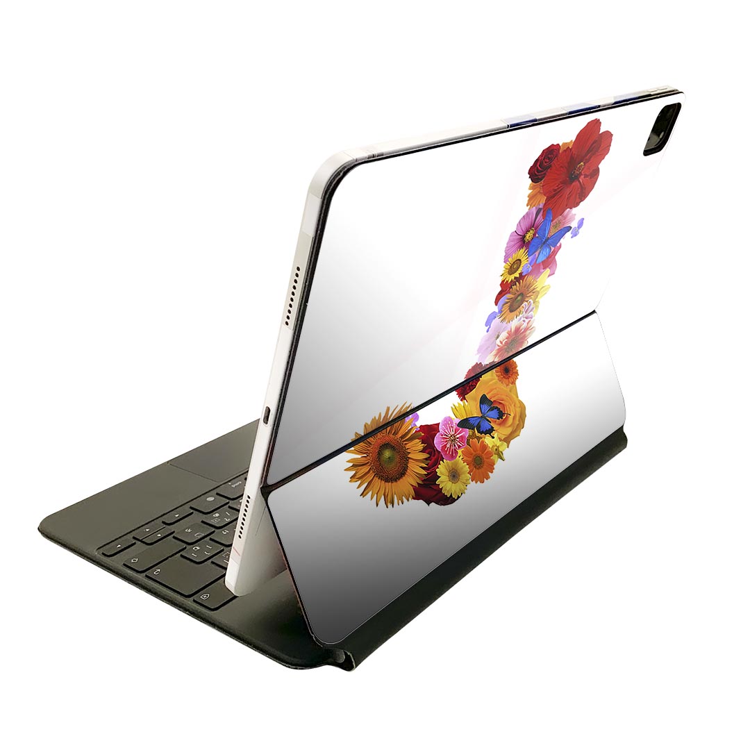 商品特徴・貼るだけでおしゃれに簡単着せ替え、Magic Keyboard 全面デザインスキンシール！・高精細プリントで写真と遜色がない仕上がり！・ちょっとしたすり傷から端末を保護！・「裸で持つ派」の人にはもちろん、お手持ちのクリアケース付けてもOK！・エアフリー素材で気泡の心配も軽減！・貼り直しOK！位置調整も安心！注意事項画像はサンプルです。ご覧の環境によっては多少色味に違いを感じる場合がございます。 イメージと違った、モニターと色味が異なるという理由での交換や返金はご対応出来かねます。端末本体やクリアケースは付属しません。貼付時のずれやカメラ周りの凹凸を考慮してカメラ穴等は少し大きめにカットしています。貼付の際はカメラ穴を基準に位置を合わせてください。カメラ付近の何もないように見える場所に穴が開いていますが、こちらは近接・明るさ感知センサー用の穴です。端末本体に直接貼ることを想定しています。保護フィルムなどの上から貼ると上手く貼れない可能性があります初回貼付時の位置調整や貼り直しは可能ですが、しっかり接着させた後の貼り直しは保証しておりません。こちらは無地のシートにプリントした商品で、デコなどの加工はございません。 凹凸や光沢があるように見えたり布地や金属を素材にしたように見える商品もありますが、図版によるものです。印刷カメラ穴の位置にわずかなズレが生じる場合がございます。ご注文後に1点1点制作する受注生産品のため、不良品以外のご返品や交換は固くお断り致します。 機種間違いも保証対象外となりますため、ご注文の際は必ず機種をご確認下さい。発送について完全受注生産のハンドメイド商品となりますので、既製品と比べて発送までお時間を頂いています。 基本的に決済確認後、2?3営業日、最大で10営業日での発送となります。繁忙期や休業日明けの場合はさらに時間がかかる場合があります。 その際には別途メールにてご連絡致します。メール便の場合、発送日から到着までに2?4日ほどかかる場合が多く、紛失などの保障もご対応できかねます。あらかじめご了承下さい。