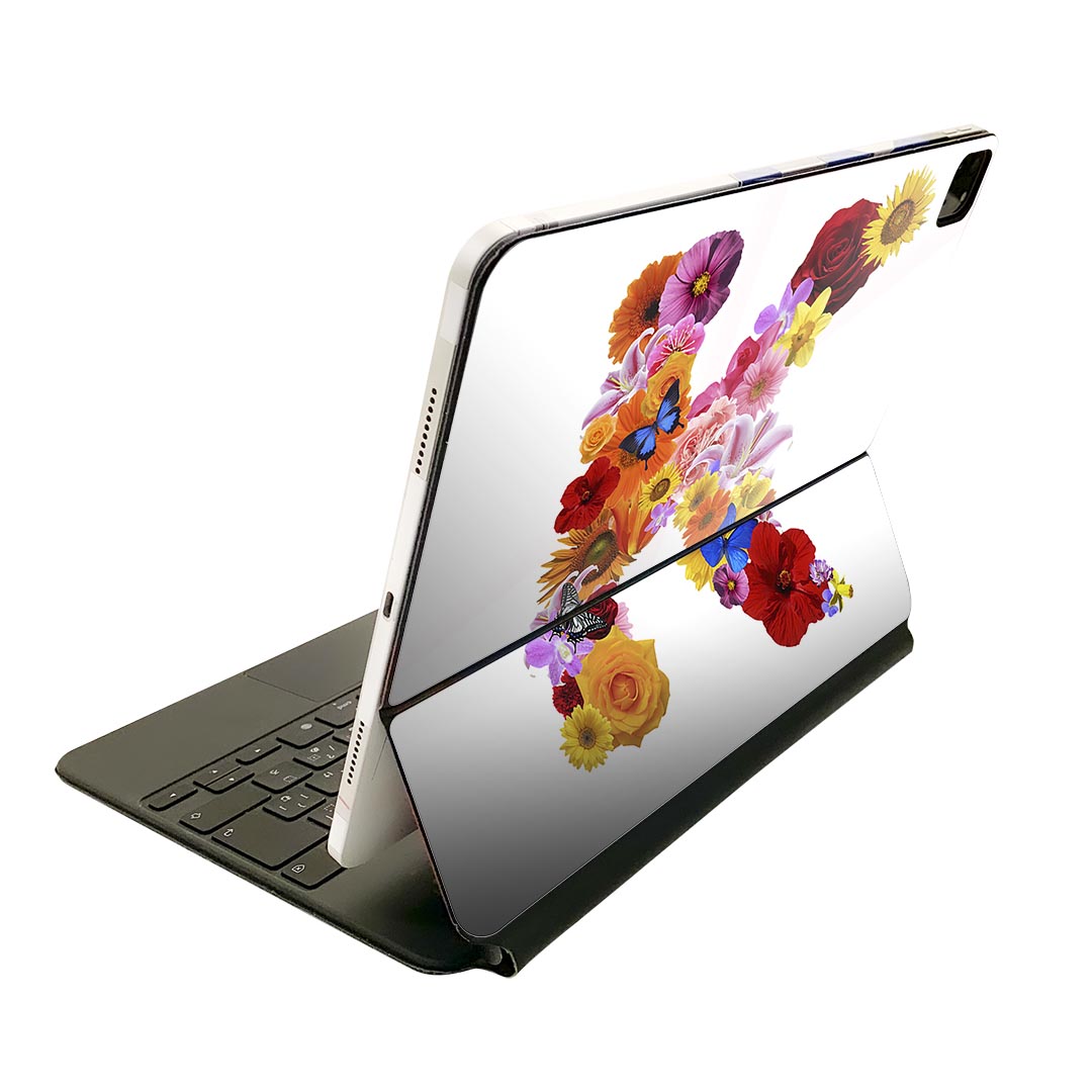 商品特徴・貼るだけでおしゃれに簡単着せ替え、Magic Keyboard 全面デザインスキンシール！・高精細プリントで写真と遜色がない仕上がり！・ちょっとしたすり傷から端末を保護！・「裸で持つ派」の人にはもちろん、お手持ちのクリアケース付けてもOK！・エアフリー素材で気泡の心配も軽減！・貼り直しOK！位置調整も安心！注意事項画像はサンプルです。ご覧の環境によっては多少色味に違いを感じる場合がございます。 イメージと違った、モニターと色味が異なるという理由での交換や返金はご対応出来かねます。端末本体やクリアケースは付属しません。貼付時のずれやカメラ周りの凹凸を考慮してカメラ穴等は少し大きめにカットしています。貼付の際はカメラ穴を基準に位置を合わせてください。カメラ付近の何もないように見える場所に穴が開いていますが、こちらは近接・明るさ感知センサー用の穴です。端末本体に直接貼ることを想定しています。保護フィルムなどの上から貼ると上手く貼れない可能性があります初回貼付時の位置調整や貼り直しは可能ですが、しっかり接着させた後の貼り直しは保証しておりません。こちらは無地のシートにプリントした商品で、デコなどの加工はございません。 凹凸や光沢があるように見えたり布地や金属を素材にしたように見える商品もありますが、図版によるものです。印刷カメラ穴の位置にわずかなズレが生じる場合がございます。ご注文後に1点1点制作する受注生産品のため、不良品以外のご返品や交換は固くお断り致します。 機種間違いも保証対象外となりますため、ご注文の際は必ず機種をご確認下さい。発送について完全受注生産のハンドメイド商品となりますので、既製品と比べて発送までお時間を頂いています。 基本的に決済確認後、2?3営業日、最大で10営業日での発送となります。繁忙期や休業日明けの場合はさらに時間がかかる場合があります。 その際には別途メールにてご連絡致します。メール便の場合、発送日から到着までに2?4日ほどかかる場合が多く、紛失などの保障もご対応できかねます。あらかじめご了承下さい。