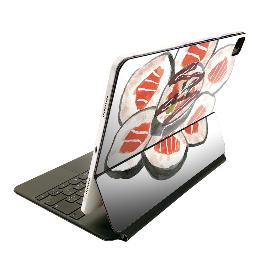 商品特徴・貼るだけでおしゃれに簡単着せ替え、Magic Keyboard 全面デザインスキンシール！・高精細プリントで写真と遜色がない仕上がり！・ちょっとしたすり傷から端末を保護！・「裸で持つ派」の人にはもちろん、お手持ちのクリアケース付けてもOK！・エアフリー素材で気泡の心配も軽減！・貼り直しOK！位置調整も安心！注意事項画像はサンプルです。ご覧の環境によっては多少色味に違いを感じる場合がございます。 イメージと違った、モニターと色味が異なるという理由での交換や返金はご対応出来かねます。端末本体やクリアケースは付属しません。貼付時のずれやカメラ周りの凹凸を考慮してカメラ穴等は少し大きめにカットしています。貼付の際はカメラ穴を基準に位置を合わせてください。カメラ付近の何もないように見える場所に穴が開いていますが、こちらは近接・明るさ感知センサー用の穴です。端末本体に直接貼ることを想定しています。保護フィルムなどの上から貼ると上手く貼れない可能性があります初回貼付時の位置調整や貼り直しは可能ですが、しっかり接着させた後の貼り直しは保証しておりません。こちらは無地のシートにプリントした商品で、デコなどの加工はございません。 凹凸や光沢があるように見えたり布地や金属を素材にしたように見える商品もありますが、図版によるものです。印刷カメラ穴の位置にわずかなズレが生じる場合がございます。ご注文後に1点1点制作する受注生産品のため、不良品以外のご返品や交換は固くお断り致します。 機種間違いも保証対象外となりますため、ご注文の際は必ず機種をご確認下さい。発送について完全受注生産のハンドメイド商品となりますので、既製品と比べて発送までお時間を頂いています。 基本的に決済確認後、2?3営業日、最大で10営業日での発送となります。繁忙期や休業日明けの場合はさらに時間がかかる場合があります。 その際には別途メールにてご連絡致します。メール便の場合、発送日から到着までに2?4日ほどかかる場合が多く、紛失などの保障もご対応できかねます。あらかじめご了承下さい。