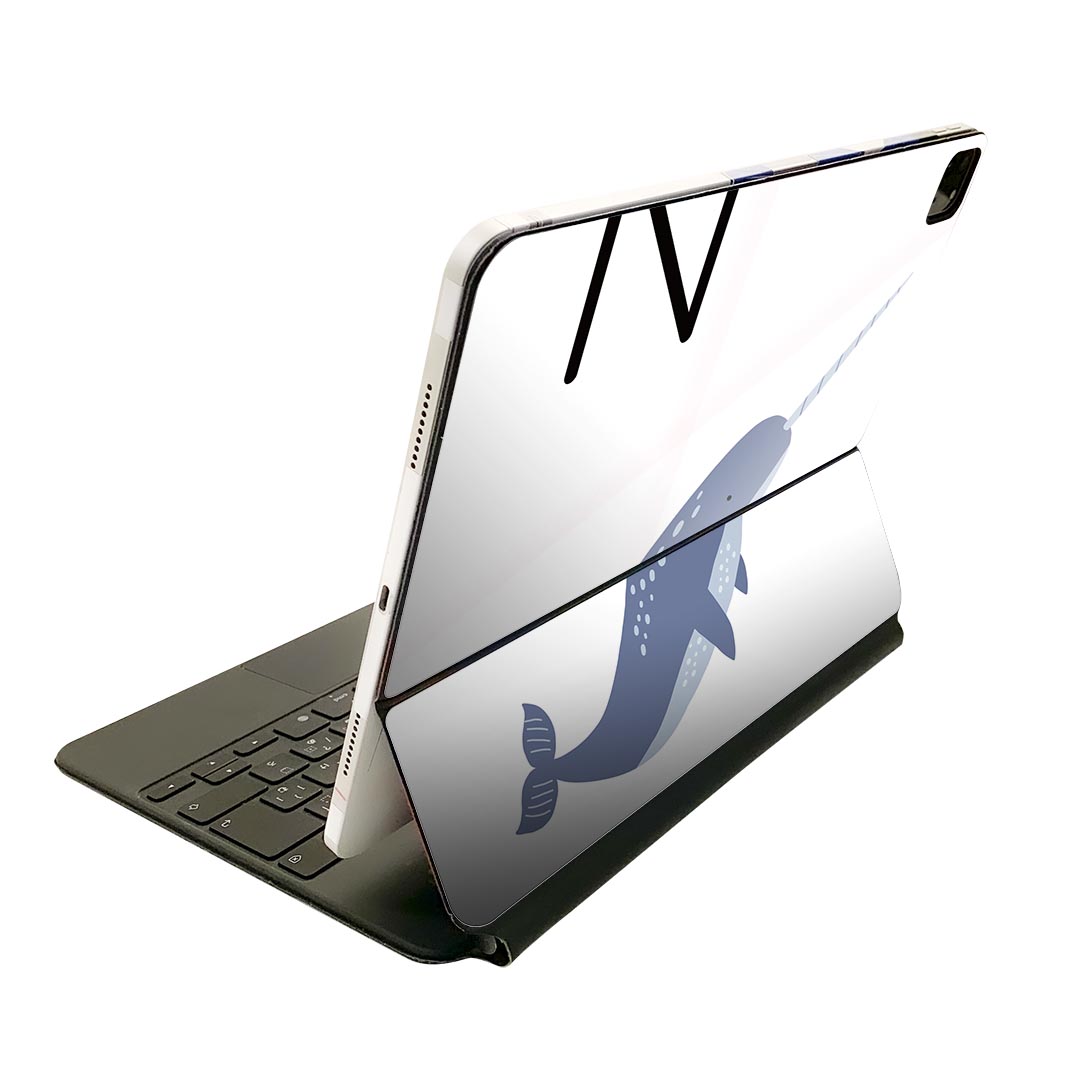 商品特徴・貼るだけでおしゃれに簡単着せ替え、Magic Keyboard 全面デザインスキンシール！・高精細プリントで写真と遜色がない仕上がり！・ちょっとしたすり傷から端末を保護！・「裸で持つ派」の人にはもちろん、お手持ちのクリアケース付けてもOK！・エアフリー素材で気泡の心配も軽減！・貼り直しOK！位置調整も安心！注意事項画像はサンプルです。ご覧の環境によっては多少色味に違いを感じる場合がございます。 イメージと違った、モニターと色味が異なるという理由での交換や返金はご対応出来かねます。端末本体やクリアケースは付属しません。貼付時のずれやカメラ周りの凹凸を考慮してカメラ穴等は少し大きめにカットしています。貼付の際はカメラ穴を基準に位置を合わせてください。カメラ付近の何もないように見える場所に穴が開いていますが、こちらは近接・明るさ感知センサー用の穴です。端末本体に直接貼ることを想定しています。保護フィルムなどの上から貼ると上手く貼れない可能性があります初回貼付時の位置調整や貼り直しは可能ですが、しっかり接着させた後の貼り直しは保証しておりません。こちらは無地のシートにプリントした商品で、デコなどの加工はございません。 凹凸や光沢があるように見えたり布地や金属を素材にしたように見える商品もありますが、図版によるものです。印刷カメラ穴の位置にわずかなズレが生じる場合がございます。ご注文後に1点1点制作する受注生産品のため、不良品以外のご返品や交換は固くお断り致します。 機種間違いも保証対象外となりますため、ご注文の際は必ず機種をご確認下さい。発送について完全受注生産のハンドメイド商品となりますので、既製品と比べて発送までお時間を頂いています。 基本的に決済確認後、2?3営業日、最大で10営業日での発送となります。繁忙期や休業日明けの場合はさらに時間がかかる場合があります。 その際には別途メールにてご連絡致します。メール便の場合、発送日から到着までに2?4日ほどかかる場合が多く、紛失などの保障もご対応できかねます。あらかじめご了承下さい。