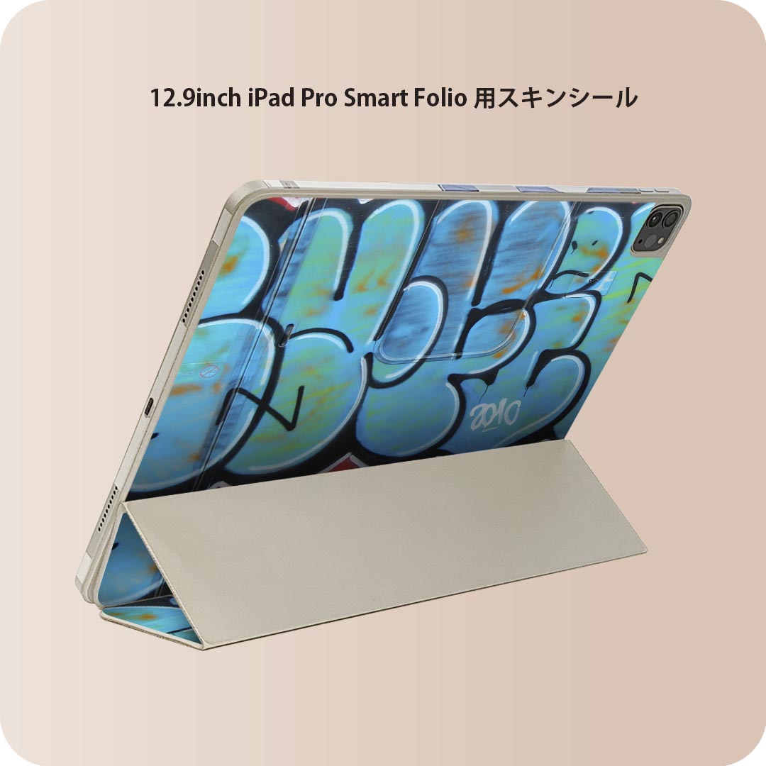 商品特徴・貼るだけでおしゃれに簡単着せ替え、iPad Smart Folio 用 12.9インチ 全面デザインスキンシール！・高精細プリントで写真と遜色がない仕上がり！・ちょっとしたすり傷から端末を保護！・「裸で持つ派」の人にはもちろん、お手持ちのクリアケース付けてもOK！・エアフリー素材で気泡の心配も軽減！・貼り直しOK！位置調整も安心！注意事項画像はサンプルです。ご覧の環境によっては多少色味に違いを感じる場合がございます。 イメージと違った、モニターと色味が異なるという理由での交換や返金はご対応出来かねます。端末本体やクリアケースは付属しません。貼付時のずれやカメラ周りの凹凸を考慮してカメラ穴等は少し大きめにカットしています。貼付の際はカメラ穴を基準に位置を合わせてください。カメラ付近の何もないように見える場所に穴が開いていますが、こちらは近接・明るさ感知センサー用の穴です。端末本体に直接貼ることを想定しています。保護フィルムなどの上から貼ると上手く貼れない可能性があります初回貼付時の位置調整や貼り直しは可能ですが、しっかり接着させた後の貼り直しは保証しておりません。こちらは無地のシートにプリントした商品で、デコなどの加工はございません。 凹凸や光沢があるように見えたり布地や金属を素材にしたように見える商品もありますが、図版によるものです。印刷カメラ穴の位置にわずかなズレが生じる場合がございます。ご注文後に1点1点制作する受注生産品のため、不良品以外のご返品や交換は固くお断り致します。 機種間違いも保証対象外となりますため、ご注文の際は必ず機種をご確認下さい。発送について完全受注生産のハンドメイド商品となりますので、既製品と比べて発送までお時間を頂いています。 基本的に決済確認後、2?3営業日、最大で10営業日での発送となります。繁忙期や休業日明けの場合はさらに時間がかかる場合があります。 その際には別途メールにてご連絡致します。メール便の場合、発送日から到着までに2?4日ほどかかる場合が多く、紛失などの保障もご対応できかねます。あらかじめご了承下さい。