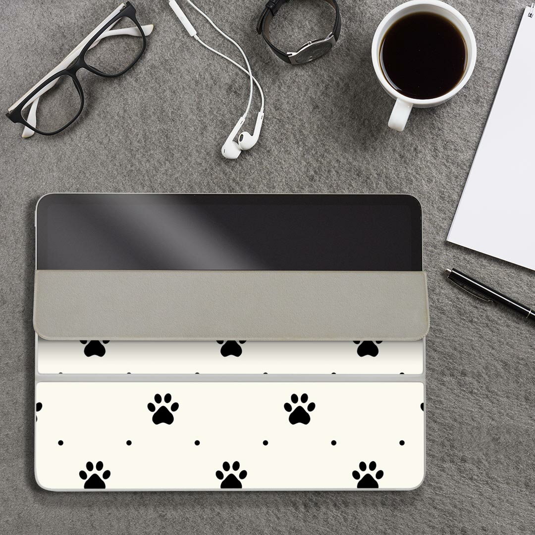 iPad Smart Folio 用 12.9インチ iPad Pro（第4世代、第5世代、第6世代）対応 apple アップル アイパッド　全面スキンシール フル 前面　背面 保護シール 人気 008003 犬　足跡　白黒　模様