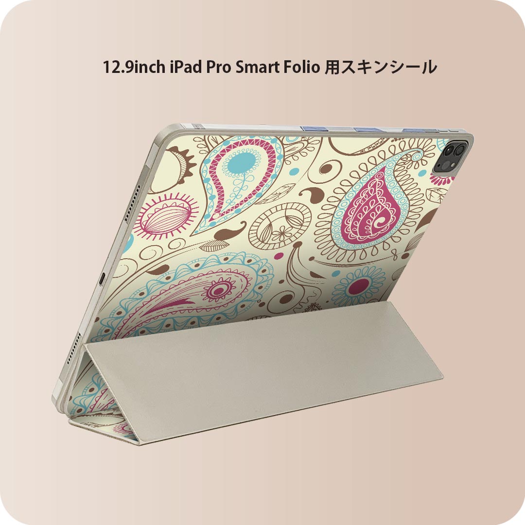 商品特徴・貼るだけでおしゃれに簡単着せ替え、iPad Smart Folio 用 12.9インチ 全面デザインスキンシール！・高精細プリントで写真と遜色がない仕上がり！・ちょっとしたすり傷から端末を保護！・「裸で持つ派」の人にはもちろん、お手持ちのクリアケース付けてもOK！・エアフリー素材で気泡の心配も軽減！・貼り直しOK！位置調整も安心！注意事項画像はサンプルです。ご覧の環境によっては多少色味に違いを感じる場合がございます。 イメージと違った、モニターと色味が異なるという理由での交換や返金はご対応出来かねます。端末本体やクリアケースは付属しません。貼付時のずれやカメラ周りの凹凸を考慮してカメラ穴等は少し大きめにカットしています。貼付の際はカメラ穴を基準に位置を合わせてください。カメラ付近の何もないように見える場所に穴が開いていますが、こちらは近接・明るさ感知センサー用の穴です。端末本体に直接貼ることを想定しています。保護フィルムなどの上から貼ると上手く貼れない可能性があります初回貼付時の位置調整や貼り直しは可能ですが、しっかり接着させた後の貼り直しは保証しておりません。こちらは無地のシートにプリントした商品で、デコなどの加工はございません。 凹凸や光沢があるように見えたり布地や金属を素材にしたように見える商品もありますが、図版によるものです。印刷カメラ穴の位置にわずかなズレが生じる場合がございます。ご注文後に1点1点制作する受注生産品のため、不良品以外のご返品や交換は固くお断り致します。 機種間違いも保証対象外となりますため、ご注文の際は必ず機種をご確認下さい。発送について完全受注生産のハンドメイド商品となりますので、既製品と比べて発送までお時間を頂いています。 基本的に決済確認後、2?3営業日、最大で10営業日での発送となります。繁忙期や休業日明けの場合はさらに時間がかかる場合があります。 その際には別途メールにてご連絡致します。メール便の場合、発送日から到着までに2?4日ほどかかる場合が多く、紛失などの保障もご対応できかねます。あらかじめご了承下さい。