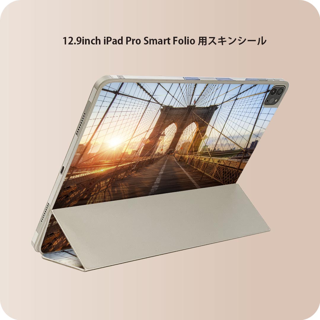 商品特徴・貼るだけでおしゃれに簡単着せ替え、iPad Smart Folio 用 12.9インチ 全面デザインスキンシール！・高精細プリントで写真と遜色がない仕上がり！・ちょっとしたすり傷から端末を保護！・「裸で持つ派」の人にはもちろん、お手持ちのクリアケース付けてもOK！・エアフリー素材で気泡の心配も軽減！・貼り直しOK！位置調整も安心！注意事項画像はサンプルです。ご覧の環境によっては多少色味に違いを感じる場合がございます。 イメージと違った、モニターと色味が異なるという理由での交換や返金はご対応出来かねます。端末本体やクリアケースは付属しません。貼付時のずれやカメラ周りの凹凸を考慮してカメラ穴等は少し大きめにカットしています。貼付の際はカメラ穴を基準に位置を合わせてください。カメラ付近の何もないように見える場所に穴が開いていますが、こちらは近接・明るさ感知センサー用の穴です。端末本体に直接貼ることを想定しています。保護フィルムなどの上から貼ると上手く貼れない可能性があります初回貼付時の位置調整や貼り直しは可能ですが、しっかり接着させた後の貼り直しは保証しておりません。こちらは無地のシートにプリントした商品で、デコなどの加工はございません。 凹凸や光沢があるように見えたり布地や金属を素材にしたように見える商品もありますが、図版によるものです。印刷カメラ穴の位置にわずかなズレが生じる場合がございます。ご注文後に1点1点制作する受注生産品のため、不良品以外のご返品や交換は固くお断り致します。 機種間違いも保証対象外となりますため、ご注文の際は必ず機種をご確認下さい。発送について完全受注生産のハンドメイド商品となりますので、既製品と比べて発送までお時間を頂いています。 基本的に決済確認後、2?3営業日、最大で10営業日での発送となります。繁忙期や休業日明けの場合はさらに時間がかかる場合があります。 その際には別途メールにてご連絡致します。メール便の場合、発送日から到着までに2?4日ほどかかる場合が多く、紛失などの保障もご対応できかねます。あらかじめご了承下さい。