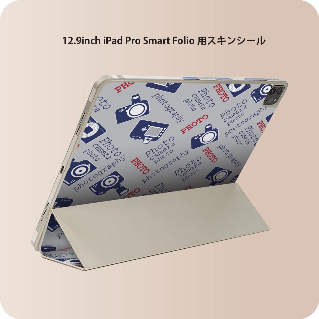 商品特徴・貼るだけでおしゃれに簡単着せ替え、iPad Smart Folio 用 12.9インチ 全面デザインスキンシール！・高精細プリントで写真と遜色がない仕上がり！・ちょっとしたすり傷から端末を保護！・「裸で持つ派」の人にはもちろん、お手持ちのクリアケース付けてもOK！・エアフリー素材で気泡の心配も軽減！・貼り直しOK！位置調整も安心！注意事項画像はサンプルです。ご覧の環境によっては多少色味に違いを感じる場合がございます。 イメージと違った、モニターと色味が異なるという理由での交換や返金はご対応出来かねます。端末本体やクリアケースは付属しません。貼付時のずれやカメラ周りの凹凸を考慮してカメラ穴等は少し大きめにカットしています。貼付の際はカメラ穴を基準に位置を合わせてください。カメラ付近の何もないように見える場所に穴が開いていますが、こちらは近接・明るさ感知センサー用の穴です。端末本体に直接貼ることを想定しています。保護フィルムなどの上から貼ると上手く貼れない可能性があります初回貼付時の位置調整や貼り直しは可能ですが、しっかり接着させた後の貼り直しは保証しておりません。こちらは無地のシートにプリントした商品で、デコなどの加工はございません。 凹凸や光沢があるように見えたり布地や金属を素材にしたように見える商品もありますが、図版によるものです。印刷カメラ穴の位置にわずかなズレが生じる場合がございます。ご注文後に1点1点制作する受注生産品のため、不良品以外のご返品や交換は固くお断り致します。 機種間違いも保証対象外となりますため、ご注文の際は必ず機種をご確認下さい。発送について完全受注生産のハンドメイド商品となりますので、既製品と比べて発送までお時間を頂いています。 基本的に決済確認後、2?3営業日、最大で10営業日での発送となります。繁忙期や休業日明けの場合はさらに時間がかかる場合があります。 その際には別途メールにてご連絡致します。メール便の場合、発送日から到着までに2?4日ほどかかる場合が多く、紛失などの保障もご対応できかねます。あらかじめご了承下さい。