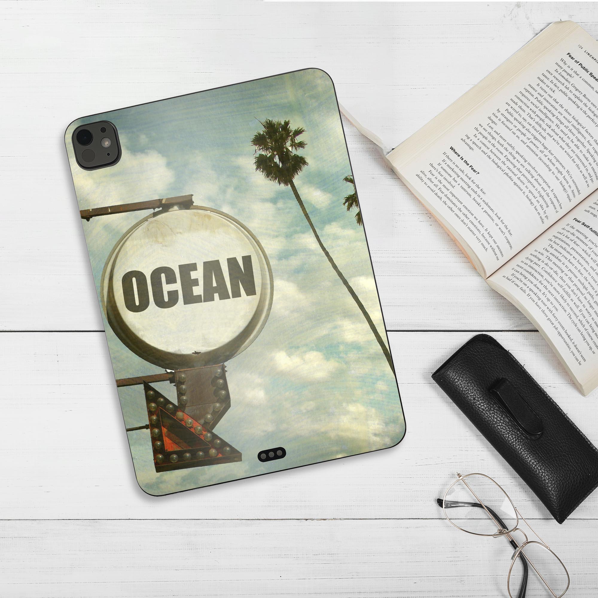 iPadPro 11(M4) iPadPro 13(M4) 2024年発売 第5世代 用 スキンシール 11インチ 13インチ ipad pro 対応 ノートパソコン カバー ケース フィルム ステッカー アクセサリー 保護 看板　英語　ビンテージ　011169