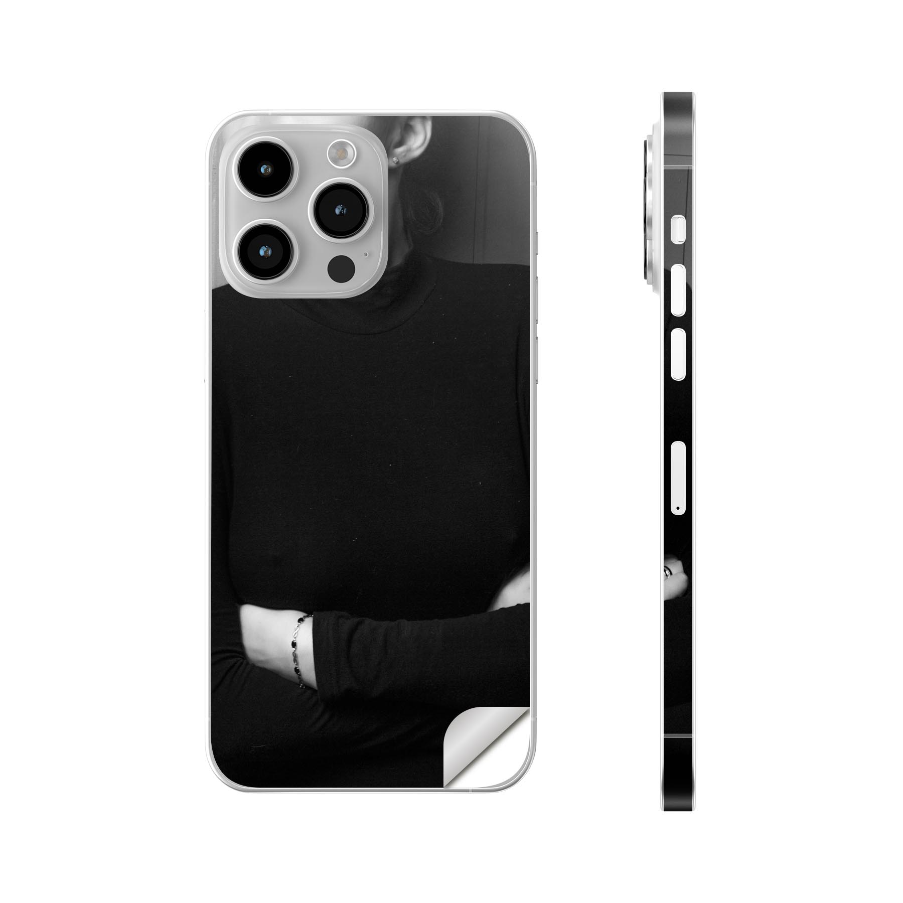 商品特徴・貼るだけでおしゃれに簡単着せ替え、スマホ用デザインスキンシール！・高精細プリントで写真と遜色のない仕上がり！半光沢シートはしっとりツヤのある表現力！・ちょっとしたすり傷からスマホを保護！・「裸で持つ派」の人にはもちろん、シールの上からバンパーやクリアケース付けてもOK！・接着部はエアフリー素材で気泡の心配も軽減！・再剥離素材なので貼り付け時の調整も安心！注意事項画像はサンプルですので、ご覧の環境によっては多少色味に違いを感じる場合がございます。 イメージと違った、モニターと色味が異なるという理由での交換や返金はご対応出来かねます。スキンシールのみの販売でスマートフォン本体・クリアケースは付属しません。端末の角に丸みがあるなどの理由で、機種によっては端末のサイズより少し小さめにカットしています。また、貼付時のずれやカメラ周りの凹凸を考慮して、カメラ穴等は少し大きめにカットしています。そのため、貼付の際はカメラ穴を基準に位置を合わせてください。初回貼付時の位置調整や貼り直しは可能ですが、しっかりと押し付けて接着させた後の再剥離、再利用は保証しておりません。スキンシールは背面のみです。側面や表面用のシールは含まれません。こちらは無地のセミグロスシートにデザインをプリントした商品で、デコなどの加工はございません。 凹凸や光沢があるように見えたり布地や金属を素材にしたように見える商品もありますが、デザインの図版によるものです。印刷時に微妙な画像のズレやカメラ穴の位置にわずかなズレが生じる場合がございます。ご注文後に1点1点制作する受注生産品のため、不良品以外のご返品や交換は固くお断り致します。 機種の選択間違いも保証対象外となりますため、ご注文の際は必ず機種をご確認下さい。発送について完全受注生産のハンドメイド商品となりますので、既製品と比べて発送までお時間を頂いています。 基本的に決済確認後、最大で10営業日での発送となります。繁忙期や休業日明けの場合はさらに時間がかかる場合があります。 その際には別途メールにてご連絡致します。メール便の場合、発送日から到着までに2?4日ほどかかる場合が多く、紛失などの保障もご対応できかねます。あらかじめご了承下さい。▼カーボンはこちらから▼