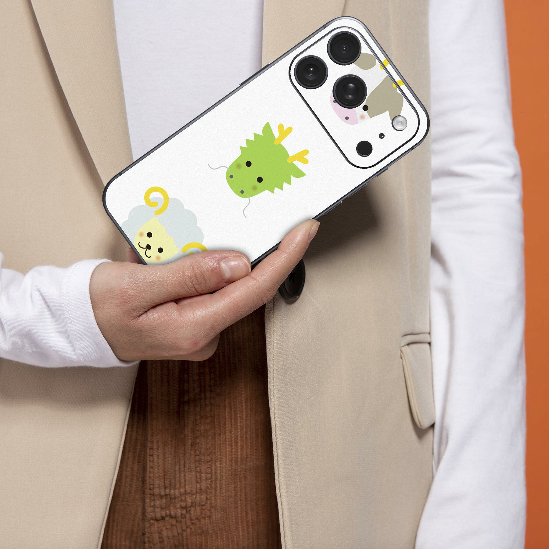 スマコレのiPhone 用 デザインスキンシール 対応 2枚入り カバー デコレーション アクセサリー デコシール 高品質再剥離性シート 009192 動物　干支　カラフル｜アングル3