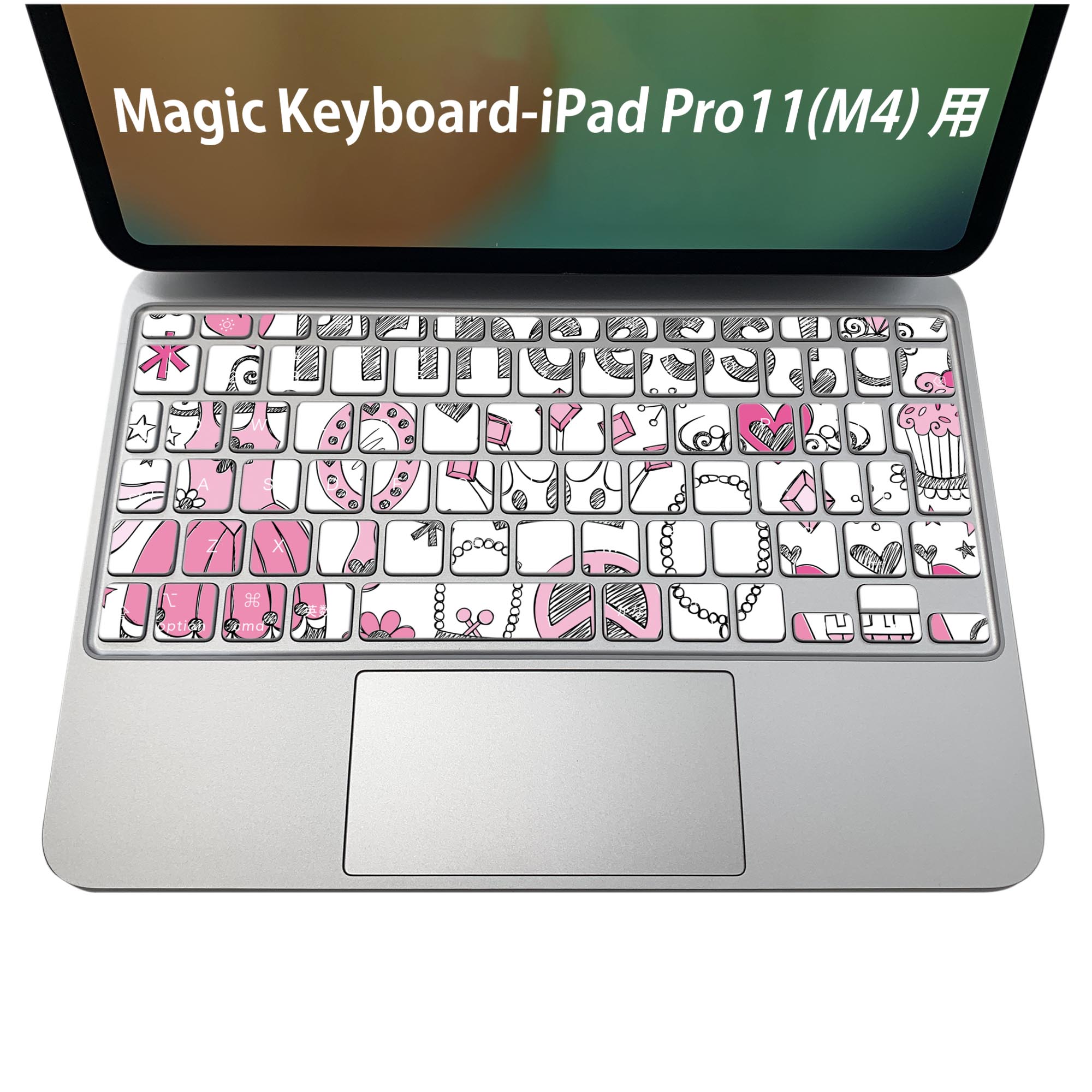 商品特徴・貼るだけでおしゃれに簡単着せ替え、iPadPro11・13（M4）Magic Keyboard KeyTop &nbsp; 全面デザインスキンシール！組み合わせ自由に選べるセット売り！・高精細プリントで写真と遜色がない仕上がり！ ・ちょっとしたすり傷から端末を保護！・エアフリー素材で気泡の心配も軽減！・貼り直しOK！位置調整も安心！注意事項画像はサンプルです。ご覧の環境によっては多少色味に違いを感じる場合がございます。 イメージと違った、モニターと色味が異なるという理由での交換や返金はご対応出来かねます。端末本体やクリアケースは付属しません。貼付時のずれやカメラ周りの凹凸を考慮してカメラ穴等は少し大きめにカットしています。貼付の際はカメラ穴を基準に位置を合わせてください。カメラ付近の何もないように見える場所に穴が開いていますが、こちらは近接・明るさ感知センサー用の穴です。端末本体に直接貼ることを想定しています。保護フィルムなどの上から貼ると上手く貼れない可能性があります初回貼付時の位置調整や貼り直しは可能ですが、しっかり接着させた後の貼り直しは保証しておりません。こちらは無地のシートにプリントした商品で、デコなどの加工はございません。 凹凸や光沢があるように見えたり布地や金属を素材にしたように見える商品もありますが、図版によるものです。印刷カメラ穴の位置にわずかなズレが生じる場合がございます。ご注文後に1点1点制作する受注生産品のため、不良品以外のご返品や交換は固くお断り致します。 機種間違いも保証対象外となりますため、ご注文の際は必ず機種をご確認下さい。発送について完全受注生産のハンドメイド商品となりますので、既製品と比べて発送までお時間を頂いています。 基本的に決済確認後、2〜3営業日、最大で5営業日での発送となります。繁忙期や休業日明けの場合はさらに時間がかかる場合があります。 その際には別途メールにてご連絡致します。メール便の場合、発送日から到着までに2〜4日ほどかかる場合が多く、紛失などの保障もご対応できかねます。あらかじめご了承下さい。