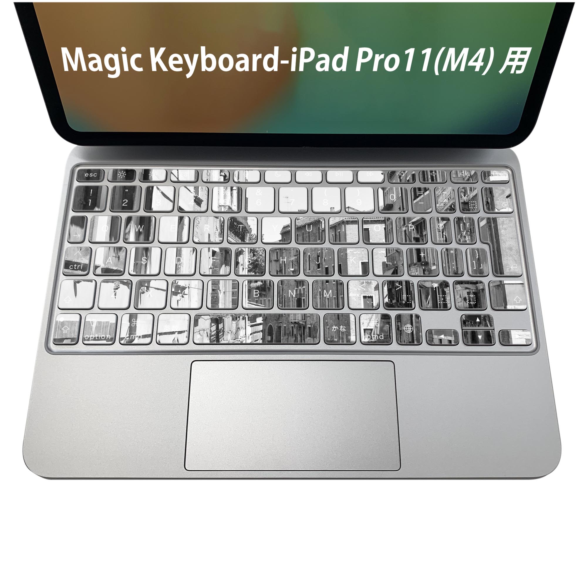 商品特徴・貼るだけでおしゃれに簡単着せ替え、iPadPro11・13（M4）Magic Keyboard KeyTop &nbsp; 全面デザインスキンシール！組み合わせ自由に選べるセット売り！・高精細プリントで写真と遜色がない仕上がり！ ・ちょっとしたすり傷から端末を保護！・エアフリー素材で気泡の心配も軽減！・貼り直しOK！位置調整も安心！注意事項画像はサンプルです。ご覧の環境によっては多少色味に違いを感じる場合がございます。 イメージと違った、モニターと色味が異なるという理由での交換や返金はご対応出来かねます。端末本体やクリアケースは付属しません。貼付時のずれやカメラ周りの凹凸を考慮してカメラ穴等は少し大きめにカットしています。貼付の際はカメラ穴を基準に位置を合わせてください。カメラ付近の何もないように見える場所に穴が開いていますが、こちらは近接・明るさ感知センサー用の穴です。端末本体に直接貼ることを想定しています。保護フィルムなどの上から貼ると上手く貼れない可能性があります初回貼付時の位置調整や貼り直しは可能ですが、しっかり接着させた後の貼り直しは保証しておりません。こちらは無地のシートにプリントした商品で、デコなどの加工はございません。 凹凸や光沢があるように見えたり布地や金属を素材にしたように見える商品もありますが、図版によるものです。印刷カメラ穴の位置にわずかなズレが生じる場合がございます。ご注文後に1点1点制作する受注生産品のため、不良品以外のご返品や交換は固くお断り致します。 機種間違いも保証対象外となりますため、ご注文の際は必ず機種をご確認下さい。発送について完全受注生産のハンドメイド商品となりますので、既製品と比べて発送までお時間を頂いています。 基本的に決済確認後、2〜3営業日、最大で5営業日での発送となります。繁忙期や休業日明けの場合はさらに時間がかかる場合があります。 その際には別途メールにてご連絡致します。メール便の場合、発送日から到着までに2〜4日ほどかかる場合が多く、紛失などの保障もご対応できかねます。あらかじめご了承下さい。