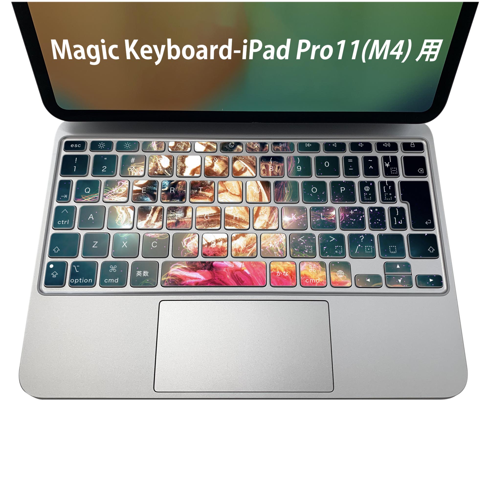 商品特徴・貼るだけでおしゃれに簡単着せ替え、iPadPro11・13（M4）Magic Keyboard KeyTop &nbsp; 全面デザインスキンシール！組み合わせ自由に選べるセット売り！・高精細プリントで写真と遜色がない仕上がり！ ・ちょっとしたすり傷から端末を保護！・エアフリー素材で気泡の心配も軽減！・貼り直しOK！位置調整も安心！注意事項画像はサンプルです。ご覧の環境によっては多少色味に違いを感じる場合がございます。 イメージと違った、モニターと色味が異なるという理由での交換や返金はご対応出来かねます。端末本体やクリアケースは付属しません。貼付時のずれやカメラ周りの凹凸を考慮してカメラ穴等は少し大きめにカットしています。貼付の際はカメラ穴を基準に位置を合わせてください。カメラ付近の何もないように見える場所に穴が開いていますが、こちらは近接・明るさ感知センサー用の穴です。端末本体に直接貼ることを想定しています。保護フィルムなどの上から貼ると上手く貼れない可能性があります初回貼付時の位置調整や貼り直しは可能ですが、しっかり接着させた後の貼り直しは保証しておりません。こちらは無地のシートにプリントした商品で、デコなどの加工はございません。 凹凸や光沢があるように見えたり布地や金属を素材にしたように見える商品もありますが、図版によるものです。印刷カメラ穴の位置にわずかなズレが生じる場合がございます。ご注文後に1点1点制作する受注生産品のため、不良品以外のご返品や交換は固くお断り致します。 機種間違いも保証対象外となりますため、ご注文の際は必ず機種をご確認下さい。発送について完全受注生産のハンドメイド商品となりますので、既製品と比べて発送までお時間を頂いています。 基本的に決済確認後、2〜3営業日、最大で5営業日での発送となります。繁忙期や休業日明けの場合はさらに時間がかかる場合があります。 その際には別途メールにてご連絡致します。メール便の場合、発送日から到着までに2〜4日ほどかかる場合が多く、紛失などの保障もご対応できかねます。あらかじめご了承下さい。