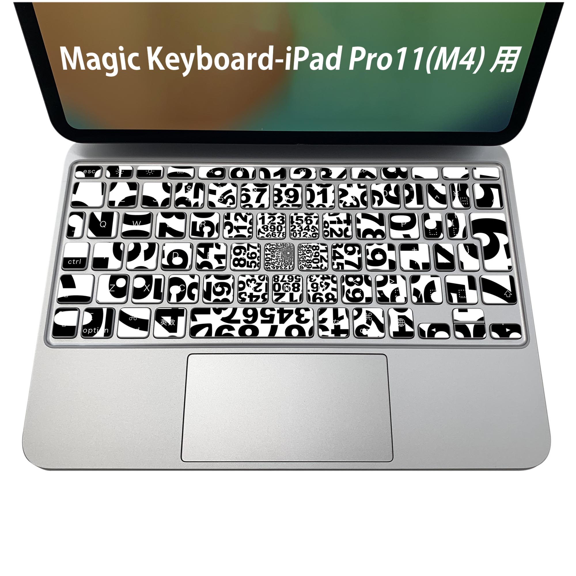 商品特徴・貼るだけでおしゃれに簡単着せ替え、iPadPro11・13（M4）Magic Keyboard KeyTop &nbsp; 全面デザインスキンシール！組み合わせ自由に選べるセット売り！・高精細プリントで写真と遜色がない仕上がり！ ・ちょっとしたすり傷から端末を保護！・エアフリー素材で気泡の心配も軽減！・貼り直しOK！位置調整も安心！注意事項画像はサンプルです。ご覧の環境によっては多少色味に違いを感じる場合がございます。 イメージと違った、モニターと色味が異なるという理由での交換や返金はご対応出来かねます。端末本体やクリアケースは付属しません。貼付時のずれやカメラ周りの凹凸を考慮してカメラ穴等は少し大きめにカットしています。貼付の際はカメラ穴を基準に位置を合わせてください。カメラ付近の何もないように見える場所に穴が開いていますが、こちらは近接・明るさ感知センサー用の穴です。端末本体に直接貼ることを想定しています。保護フィルムなどの上から貼ると上手く貼れない可能性があります初回貼付時の位置調整や貼り直しは可能ですが、しっかり接着させた後の貼り直しは保証しておりません。こちらは無地のシートにプリントした商品で、デコなどの加工はございません。 凹凸や光沢があるように見えたり布地や金属を素材にしたように見える商品もありますが、図版によるものです。印刷カメラ穴の位置にわずかなズレが生じる場合がございます。ご注文後に1点1点制作する受注生産品のため、不良品以外のご返品や交換は固くお断り致します。 機種間違いも保証対象外となりますため、ご注文の際は必ず機種をご確認下さい。発送について完全受注生産のハンドメイド商品となりますので、既製品と比べて発送までお時間を頂いています。 基本的に決済確認後、2〜3営業日、最大で5営業日での発送となります。繁忙期や休業日明けの場合はさらに時間がかかる場合があります。 その際には別途メールにてご連絡致します。メール便の場合、発送日から到着までに2〜4日ほどかかる場合が多く、紛失などの保障もご対応できかねます。あらかじめご了承下さい。