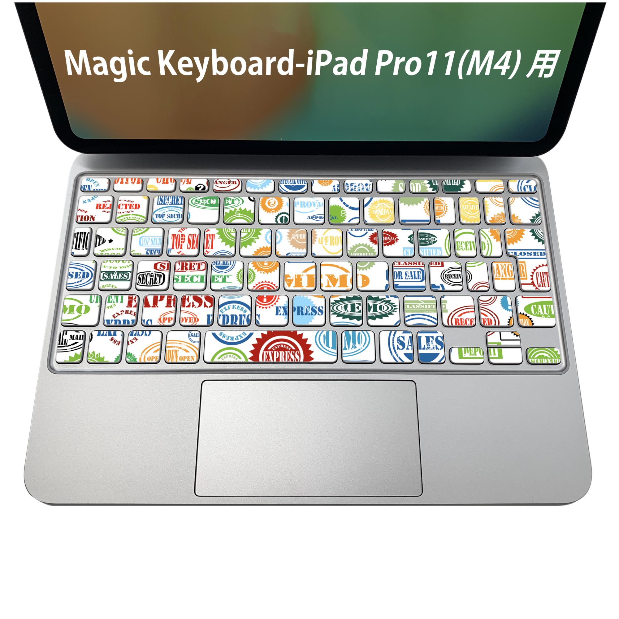 商品特徴・貼るだけでおしゃれに簡単着せ替え、iPadPro11・13（M4）Magic Keyboard KeyTop &nbsp; 全面デザインスキンシール！組み合わせ自由に選べるセット売り！・高精細プリントで写真と遜色がない仕上がり！ ・ちょっとしたすり傷から端末を保護！・エアフリー素材で気泡の心配も軽減！・貼り直しOK！位置調整も安心！注意事項画像はサンプルです。ご覧の環境によっては多少色味に違いを感じる場合がございます。 イメージと違った、モニターと色味が異なるという理由での交換や返金はご対応出来かねます。端末本体やクリアケースは付属しません。貼付時のずれやカメラ周りの凹凸を考慮してカメラ穴等は少し大きめにカットしています。貼付の際はカメラ穴を基準に位置を合わせてください。カメラ付近の何もないように見える場所に穴が開いていますが、こちらは近接・明るさ感知センサー用の穴です。端末本体に直接貼ることを想定しています。保護フィルムなどの上から貼ると上手く貼れない可能性があります初回貼付時の位置調整や貼り直しは可能ですが、しっかり接着させた後の貼り直しは保証しておりません。こちらは無地のシートにプリントした商品で、デコなどの加工はございません。 凹凸や光沢があるように見えたり布地や金属を素材にしたように見える商品もありますが、図版によるものです。印刷カメラ穴の位置にわずかなズレが生じる場合がございます。ご注文後に1点1点制作する受注生産品のため、不良品以外のご返品や交換は固くお断り致します。 機種間違いも保証対象外となりますため、ご注文の際は必ず機種をご確認下さい。発送について完全受注生産のハンドメイド商品となりますので、既製品と比べて発送までお時間を頂いています。 基本的に決済確認後、2〜3営業日、最大で5営業日での発送となります。繁忙期や休業日明けの場合はさらに時間がかかる場合があります。 その際には別途メールにてご連絡致します。メール便の場合、発送日から到着までに2〜4日ほどかかる場合が多く、紛失などの保障もご対応できかねます。あらかじめご了承下さい。