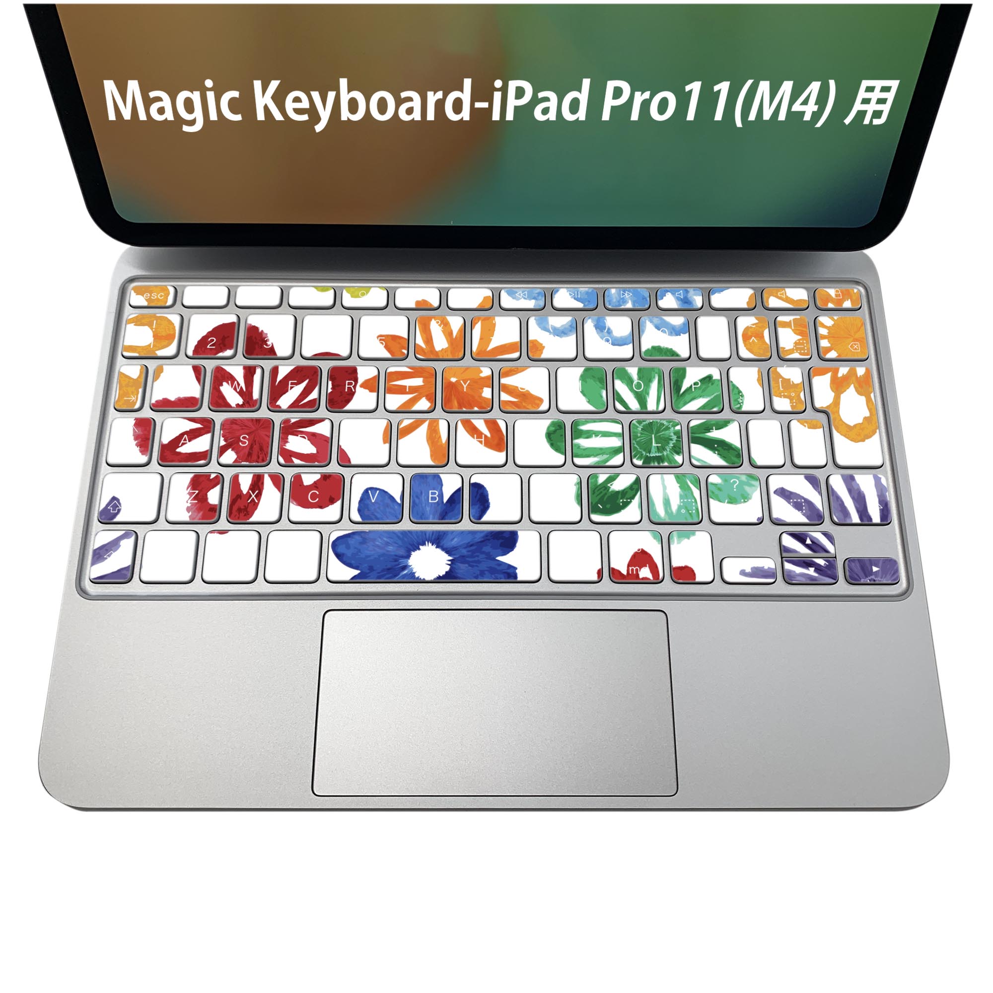 商品特徴・貼るだけでおしゃれに簡単着せ替え、iPadPro11・13（M4）Magic Keyboard KeyTop &nbsp; 全面デザインスキンシール！組み合わせ自由に選べるセット売り！・高精細プリントで写真と遜色がない仕上がり！ ・ちょっとしたすり傷から端末を保護！・エアフリー素材で気泡の心配も軽減！・貼り直しOK！位置調整も安心！注意事項画像はサンプルです。ご覧の環境によっては多少色味に違いを感じる場合がございます。 イメージと違った、モニターと色味が異なるという理由での交換や返金はご対応出来かねます。端末本体やクリアケースは付属しません。貼付時のずれやカメラ周りの凹凸を考慮してカメラ穴等は少し大きめにカットしています。貼付の際はカメラ穴を基準に位置を合わせてください。カメラ付近の何もないように見える場所に穴が開いていますが、こちらは近接・明るさ感知センサー用の穴です。端末本体に直接貼ることを想定しています。保護フィルムなどの上から貼ると上手く貼れない可能性があります初回貼付時の位置調整や貼り直しは可能ですが、しっかり接着させた後の貼り直しは保証しておりません。こちらは無地のシートにプリントした商品で、デコなどの加工はございません。 凹凸や光沢があるように見えたり布地や金属を素材にしたように見える商品もありますが、図版によるものです。印刷カメラ穴の位置にわずかなズレが生じる場合がございます。ご注文後に1点1点制作する受注生産品のため、不良品以外のご返品や交換は固くお断り致します。 機種間違いも保証対象外となりますため、ご注文の際は必ず機種をご確認下さい。発送について完全受注生産のハンドメイド商品となりますので、既製品と比べて発送までお時間を頂いています。 基本的に決済確認後、2〜3営業日、最大で5営業日での発送となります。繁忙期や休業日明けの場合はさらに時間がかかる場合があります。 その際には別途メールにてご連絡致します。メール便の場合、発送日から到着までに2〜4日ほどかかる場合が多く、紛失などの保障もご対応できかねます。あらかじめご了承下さい。