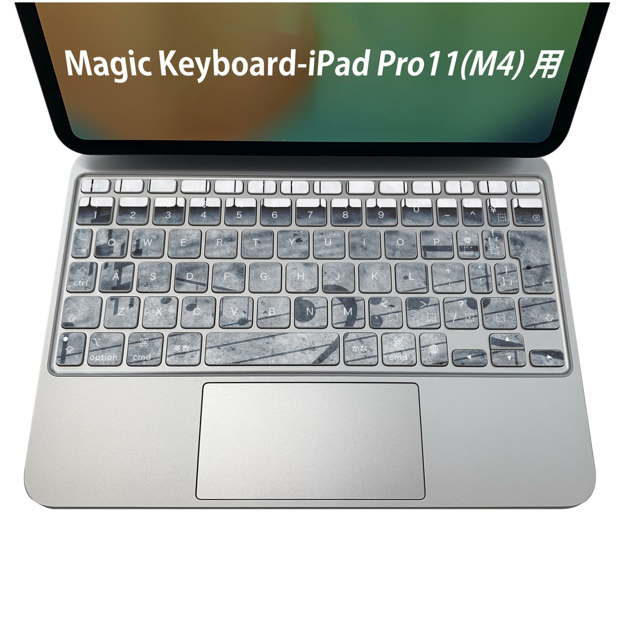 商品特徴・貼るだけでおしゃれに簡単着せ替え、iPadPro11・13（M4）Magic Keyboard KeyTop &nbsp; 全面デザインスキンシール！組み合わせ自由に選べるセット売り！・高精細プリントで写真と遜色がない仕上がり！ ・ちょっとしたすり傷から端末を保護！・エアフリー素材で気泡の心配も軽減！・貼り直しOK！位置調整も安心！注意事項画像はサンプルです。ご覧の環境によっては多少色味に違いを感じる場合がございます。 イメージと違った、モニターと色味が異なるという理由での交換や返金はご対応出来かねます。端末本体やクリアケースは付属しません。貼付時のずれやカメラ周りの凹凸を考慮してカメラ穴等は少し大きめにカットしています。貼付の際はカメラ穴を基準に位置を合わせてください。カメラ付近の何もないように見える場所に穴が開いていますが、こちらは近接・明るさ感知センサー用の穴です。端末本体に直接貼ることを想定しています。保護フィルムなどの上から貼ると上手く貼れない可能性があります初回貼付時の位置調整や貼り直しは可能ですが、しっかり接着させた後の貼り直しは保証しておりません。こちらは無地のシートにプリントした商品で、デコなどの加工はございません。 凹凸や光沢があるように見えたり布地や金属を素材にしたように見える商品もありますが、図版によるものです。印刷カメラ穴の位置にわずかなズレが生じる場合がございます。ご注文後に1点1点制作する受注生産品のため、不良品以外のご返品や交換は固くお断り致します。 機種間違いも保証対象外となりますため、ご注文の際は必ず機種をご確認下さい。発送について完全受注生産のハンドメイド商品となりますので、既製品と比べて発送までお時間を頂いています。 基本的に決済確認後、2〜3営業日、最大で5営業日での発送となります。繁忙期や休業日明けの場合はさらに時間がかかる場合があります。 その際には別途メールにてご連絡致します。メール便の場合、発送日から到着までに2〜4日ほどかかる場合が多く、紛失などの保障もご対応できかねます。あらかじめご了承下さい。