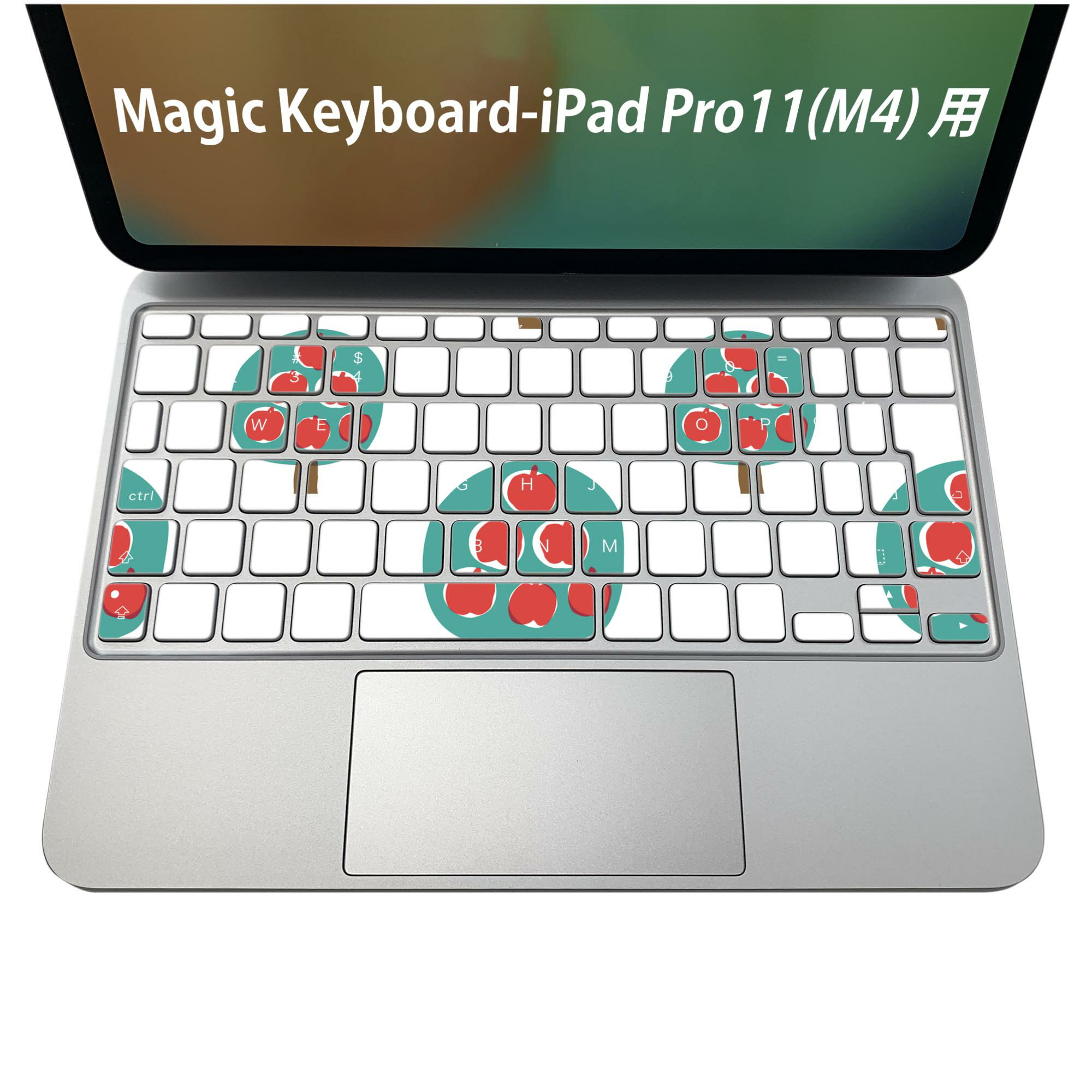 商品特徴・貼るだけでおしゃれに簡単着せ替え、iPadPro11・13（M4）Magic Keyboard KeyTop &nbsp; 全面デザインスキンシール！組み合わせ自由に選べるセット売り！・高精細プリントで写真と遜色がない仕上がり！ ・ちょっとしたすり傷から端末を保護！・エアフリー素材で気泡の心配も軽減！・貼り直しOK！位置調整も安心！注意事項画像はサンプルです。ご覧の環境によっては多少色味に違いを感じる場合がございます。 イメージと違った、モニターと色味が異なるという理由での交換や返金はご対応出来かねます。端末本体やクリアケースは付属しません。貼付時のずれやカメラ周りの凹凸を考慮してカメラ穴等は少し大きめにカットしています。貼付の際はカメラ穴を基準に位置を合わせてください。カメラ付近の何もないように見える場所に穴が開いていますが、こちらは近接・明るさ感知センサー用の穴です。端末本体に直接貼ることを想定しています。保護フィルムなどの上から貼ると上手く貼れない可能性があります初回貼付時の位置調整や貼り直しは可能ですが、しっかり接着させた後の貼り直しは保証しておりません。こちらは無地のシートにプリントした商品で、デコなどの加工はございません。 凹凸や光沢があるように見えたり布地や金属を素材にしたように見える商品もありますが、図版によるものです。印刷カメラ穴の位置にわずかなズレが生じる場合がございます。ご注文後に1点1点制作する受注生産品のため、不良品以外のご返品や交換は固くお断り致します。 機種間違いも保証対象外となりますため、ご注文の際は必ず機種をご確認下さい。発送について完全受注生産のハンドメイド商品となりますので、既製品と比べて発送までお時間を頂いています。 基本的に決済確認後、2〜3営業日、最大で5営業日での発送となります。繁忙期や休業日明けの場合はさらに時間がかかる場合があります。 その際には別途メールにてご連絡致します。メール便の場合、発送日から到着までに2〜4日ほどかかる場合が多く、紛失などの保障もご対応できかねます。あらかじめご了承下さい。