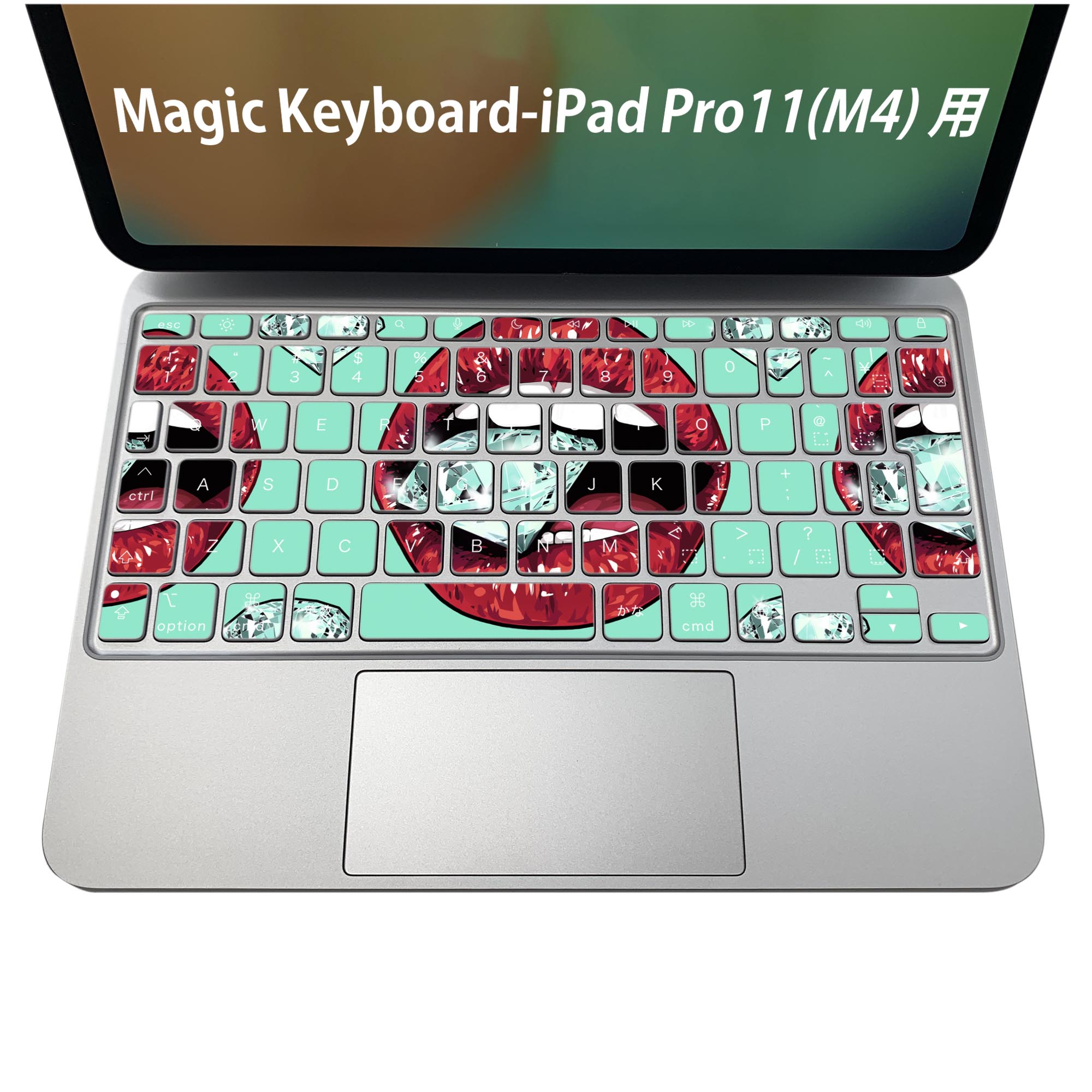 商品特徴・貼るだけでおしゃれに簡単着せ替え、iPadPro11・13（M4）Magic Keyboard KeyTop &nbsp; 全面デザインスキンシール！組み合わせ自由に選べるセット売り！・高精細プリントで写真と遜色がない仕上がり！ ・ちょっとしたすり傷から端末を保護！・エアフリー素材で気泡の心配も軽減！・貼り直しOK！位置調整も安心！注意事項画像はサンプルです。ご覧の環境によっては多少色味に違いを感じる場合がございます。 イメージと違った、モニターと色味が異なるという理由での交換や返金はご対応出来かねます。端末本体やクリアケースは付属しません。貼付時のずれやカメラ周りの凹凸を考慮してカメラ穴等は少し大きめにカットしています。貼付の際はカメラ穴を基準に位置を合わせてください。カメラ付近の何もないように見える場所に穴が開いていますが、こちらは近接・明るさ感知センサー用の穴です。端末本体に直接貼ることを想定しています。保護フィルムなどの上から貼ると上手く貼れない可能性があります初回貼付時の位置調整や貼り直しは可能ですが、しっかり接着させた後の貼り直しは保証しておりません。こちらは無地のシートにプリントした商品で、デコなどの加工はございません。 凹凸や光沢があるように見えたり布地や金属を素材にしたように見える商品もありますが、図版によるものです。印刷カメラ穴の位置にわずかなズレが生じる場合がございます。ご注文後に1点1点制作する受注生産品のため、不良品以外のご返品や交換は固くお断り致します。 機種間違いも保証対象外となりますため、ご注文の際は必ず機種をご確認下さい。発送について完全受注生産のハンドメイド商品となりますので、既製品と比べて発送までお時間を頂いています。 基本的に決済確認後、2〜3営業日、最大で5営業日での発送となります。繁忙期や休業日明けの場合はさらに時間がかかる場合があります。 その際には別途メールにてご連絡致します。メール便の場合、発送日から到着までに2〜4日ほどかかる場合が多く、紛失などの保障もご対応できかねます。あらかじめご了承下さい。