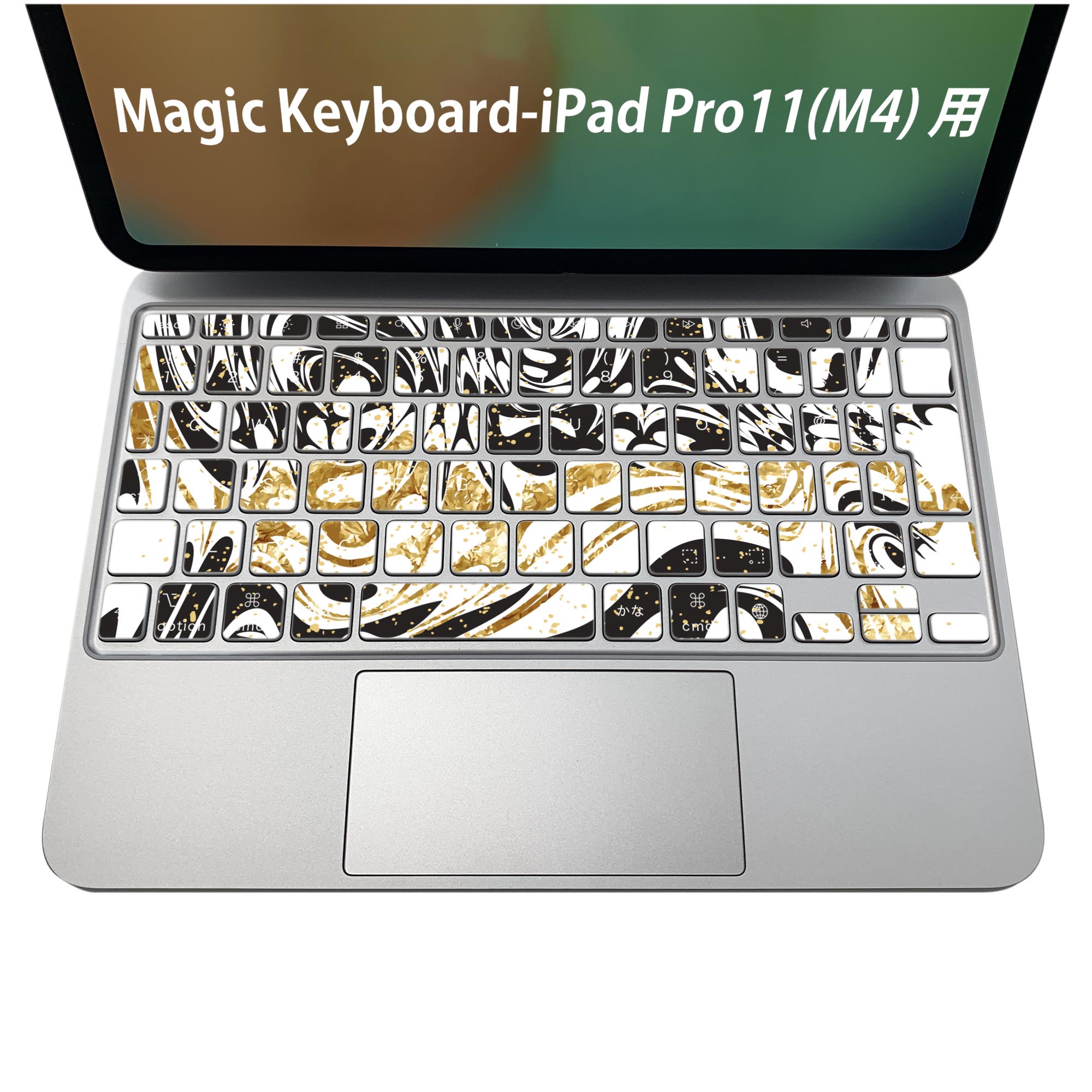 商品特徴・貼るだけでおしゃれに簡単着せ替え、iPadPro11・13（M4）Magic Keyboard KeyTop &nbsp; 全面デザインスキンシール！組み合わせ自由に選べるセット売り！・高精細プリントで写真と遜色がない仕上がり！ ・ちょっとしたすり傷から端末を保護！・エアフリー素材で気泡の心配も軽減！・貼り直しOK！位置調整も安心！注意事項画像はサンプルです。ご覧の環境によっては多少色味に違いを感じる場合がございます。 イメージと違った、モニターと色味が異なるという理由での交換や返金はご対応出来かねます。端末本体やクリアケースは付属しません。貼付時のずれやカメラ周りの凹凸を考慮してカメラ穴等は少し大きめにカットしています。貼付の際はカメラ穴を基準に位置を合わせてください。カメラ付近の何もないように見える場所に穴が開いていますが、こちらは近接・明るさ感知センサー用の穴です。端末本体に直接貼ることを想定しています。保護フィルムなどの上から貼ると上手く貼れない可能性があります初回貼付時の位置調整や貼り直しは可能ですが、しっかり接着させた後の貼り直しは保証しておりません。こちらは無地のシートにプリントした商品で、デコなどの加工はございません。 凹凸や光沢があるように見えたり布地や金属を素材にしたように見える商品もありますが、図版によるものです。印刷カメラ穴の位置にわずかなズレが生じる場合がございます。ご注文後に1点1点制作する受注生産品のため、不良品以外のご返品や交換は固くお断り致します。 機種間違いも保証対象外となりますため、ご注文の際は必ず機種をご確認下さい。発送について完全受注生産のハンドメイド商品となりますので、既製品と比べて発送までお時間を頂いています。 基本的に決済確認後、2〜3営業日、最大で5営業日での発送となります。繁忙期や休業日明けの場合はさらに時間がかかる場合があります。 その際には別途メールにてご連絡致します。メール便の場合、発送日から到着までに2〜4日ほどかかる場合が多く、紛失などの保障もご対応できかねます。あらかじめご了承下さい。
